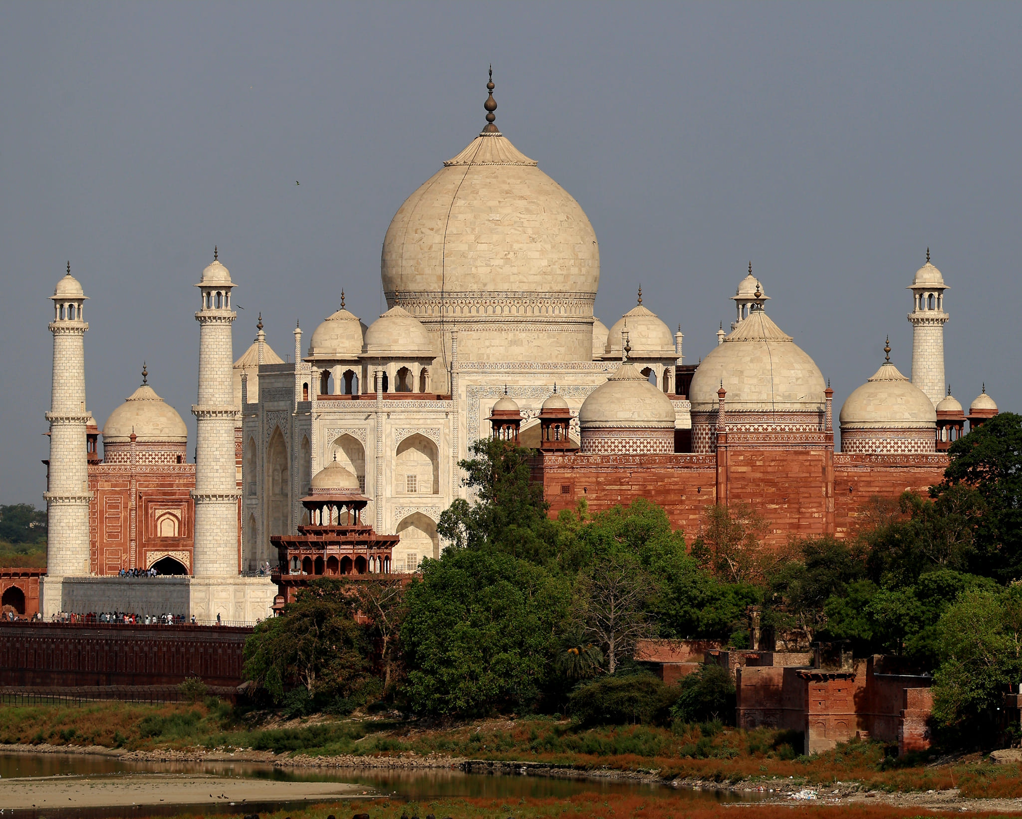 Have you ever seen Taj Mahal looks like this from Agra Fort? My