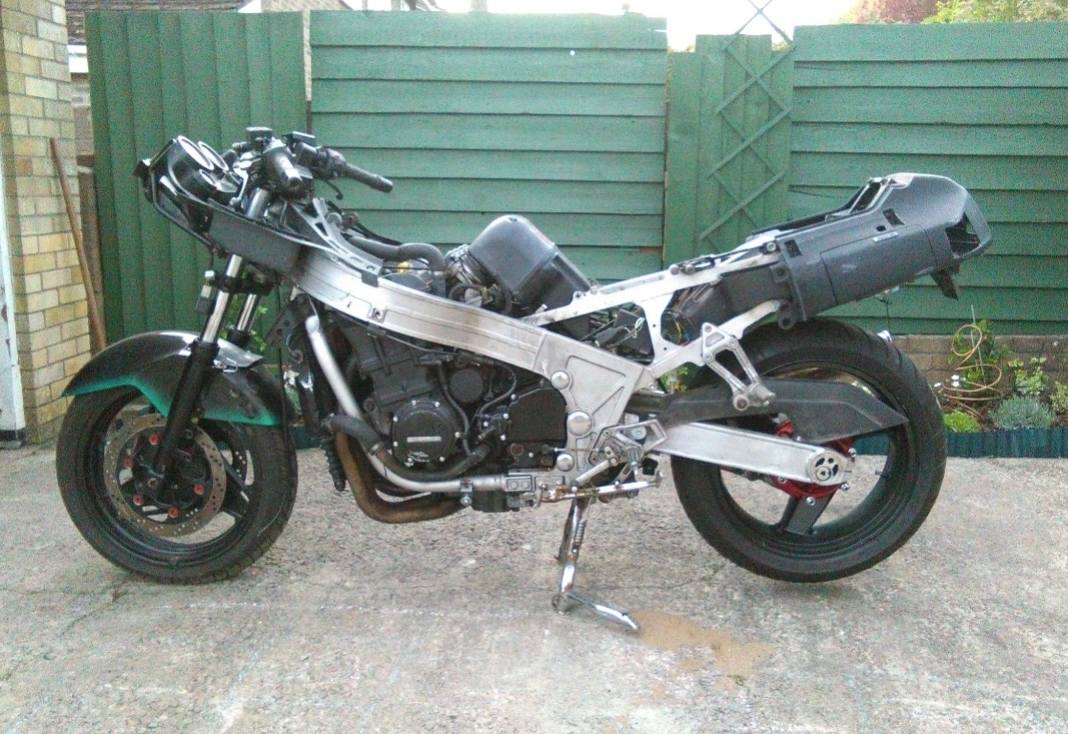 Restoring a 1990 Kawasaki ZX10B Tomcat