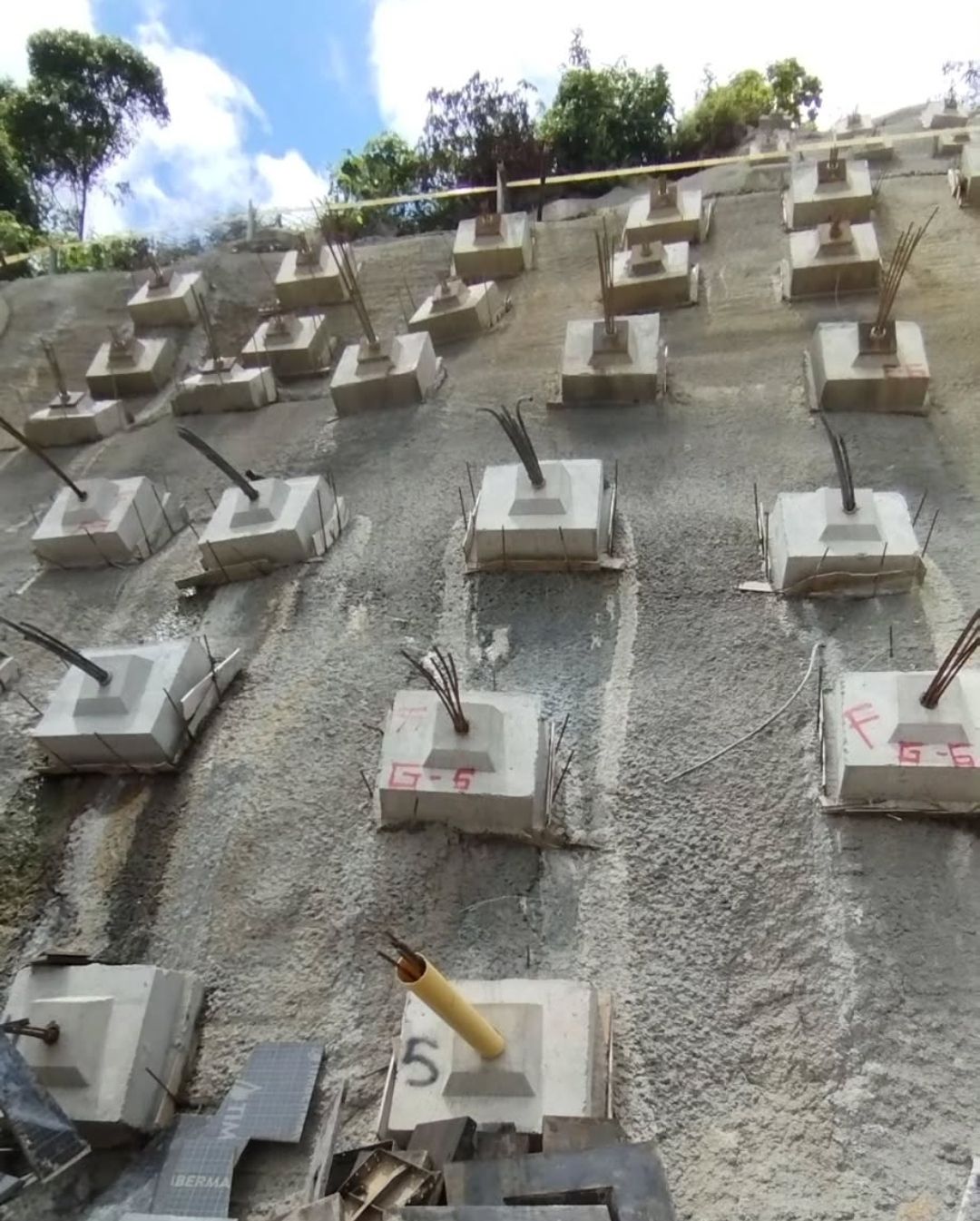 Patologia - Anclajes para contención de un talud. Estos elementos ...