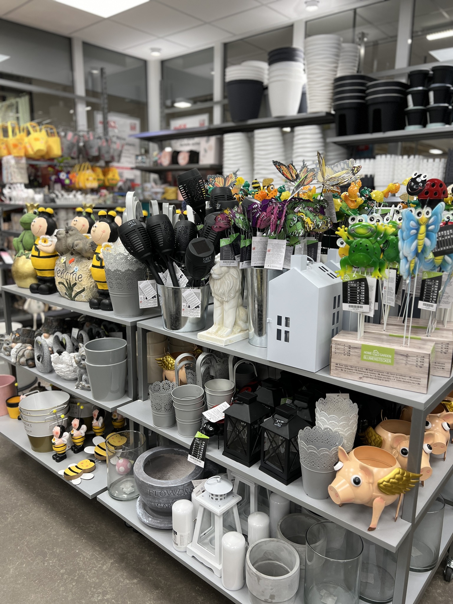 Ab in die Filiale, Blumentöpfe und Gartenzubehör kaufen, und den den Außenbereich auf Vordermann bringen 🌱💕 Viele Artikel findet ihr auch direkt online unter https://bit.ly/4azkozU