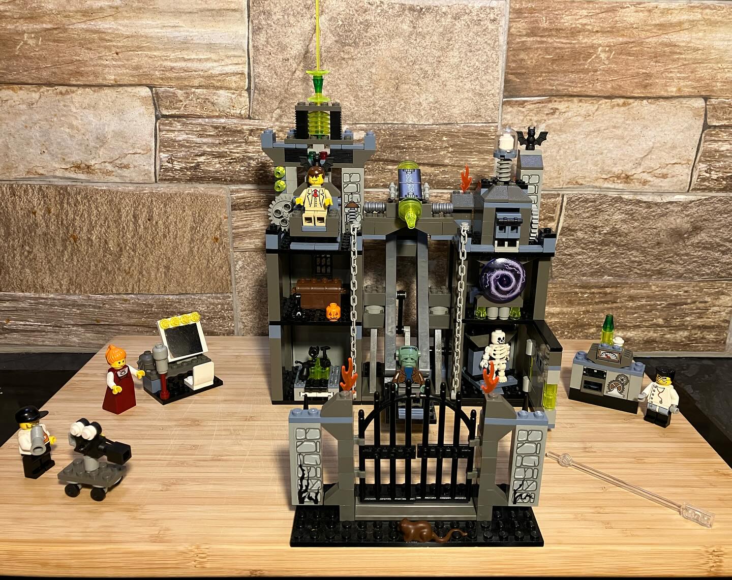 Lego Studios Scary Laboratory 1382 for sale. A few bricks missing 