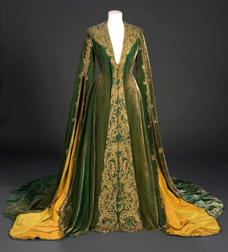 kim kardashian green velvet dress Vivian Leigh's iconic in Gone with the Wind Carpet