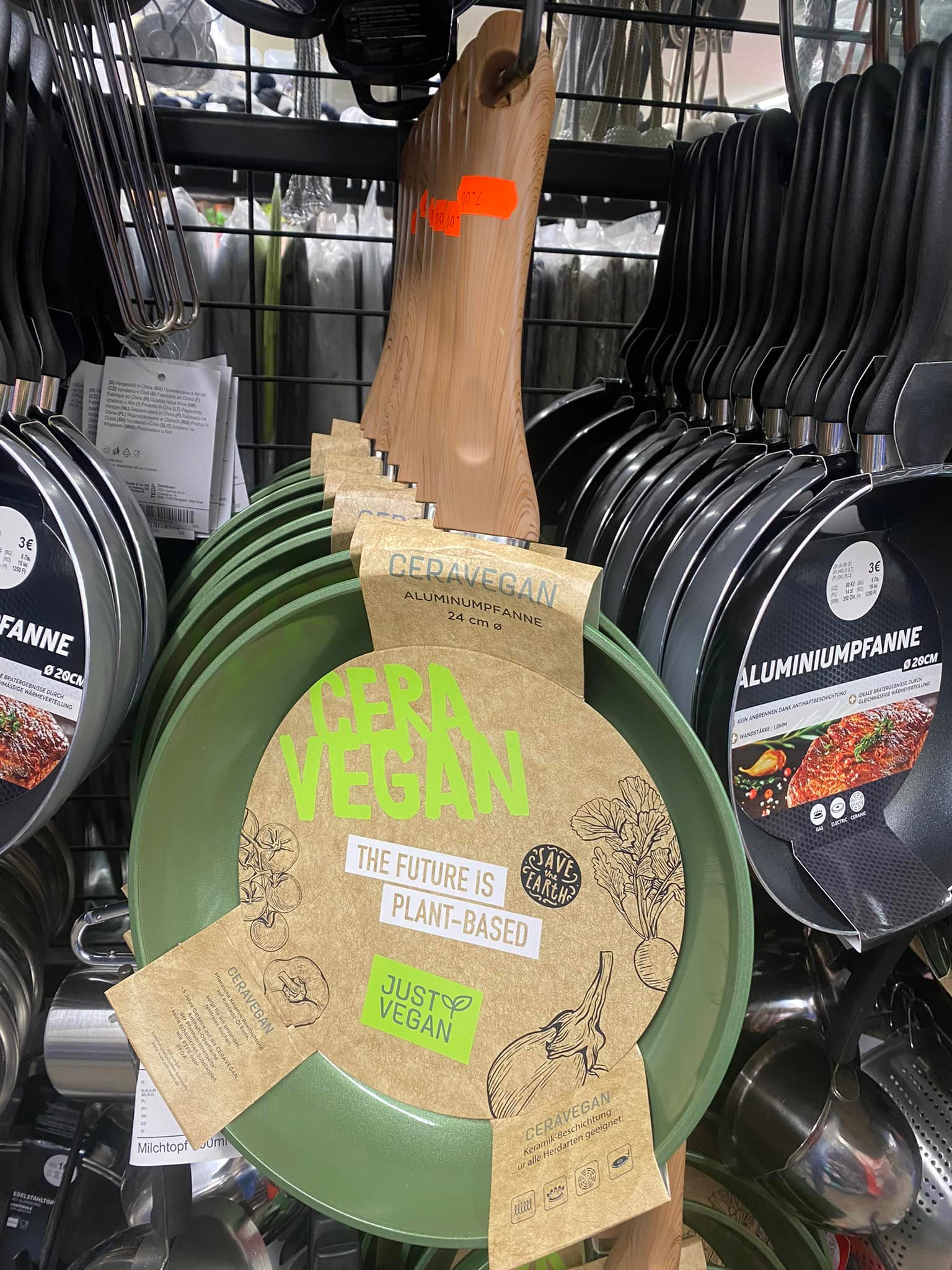 Bei Tedi gibt es die Just-Vegan Produkte aktuell zu unschlagbaren Preisen. Edit: Preise stehen in der Bildbeschreibung Die Pfannen sind für alle Herdarten geeignet