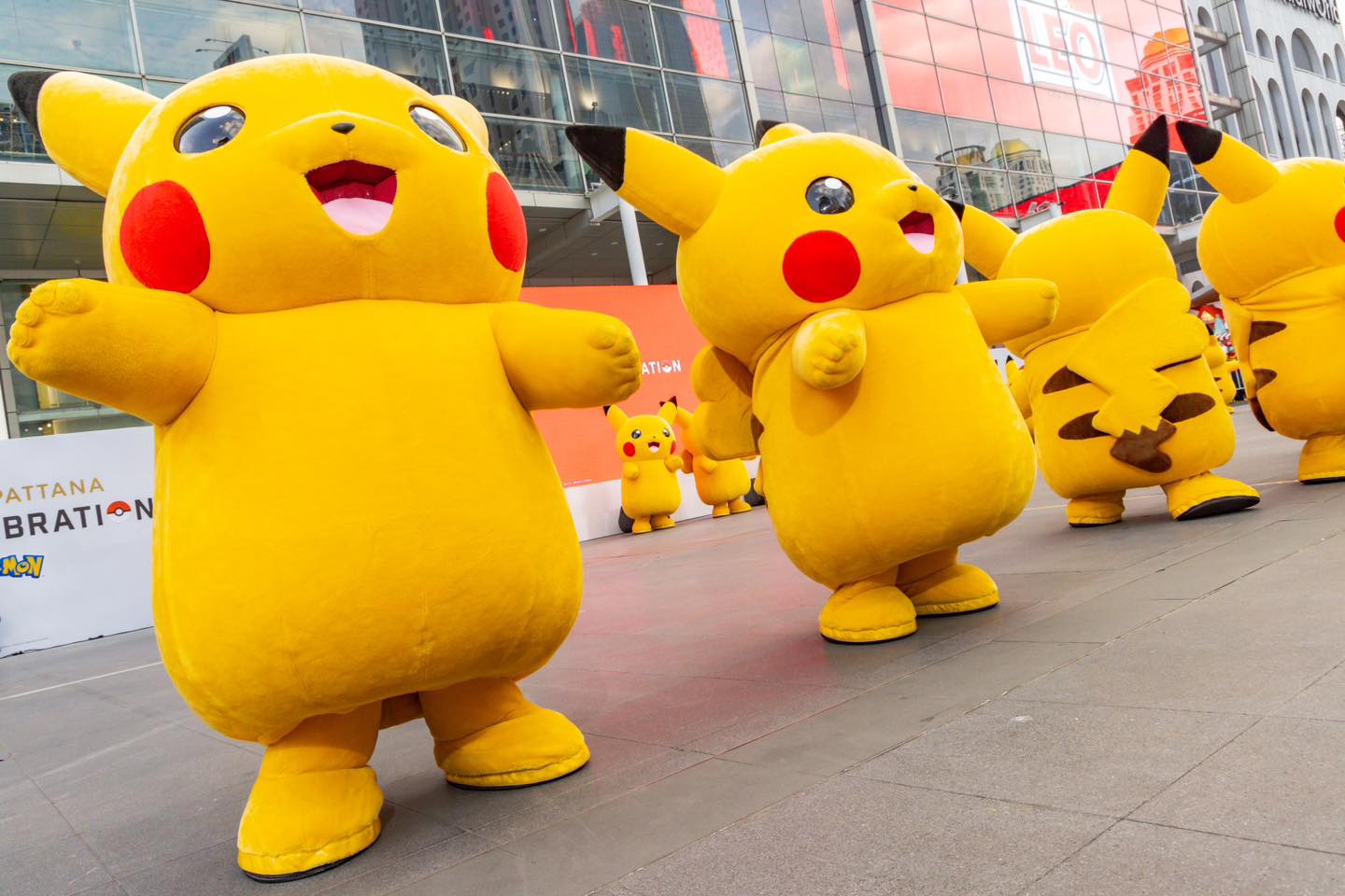 CentralWorld - Amazing 30 Pikachu Dance in front of... | Facebook