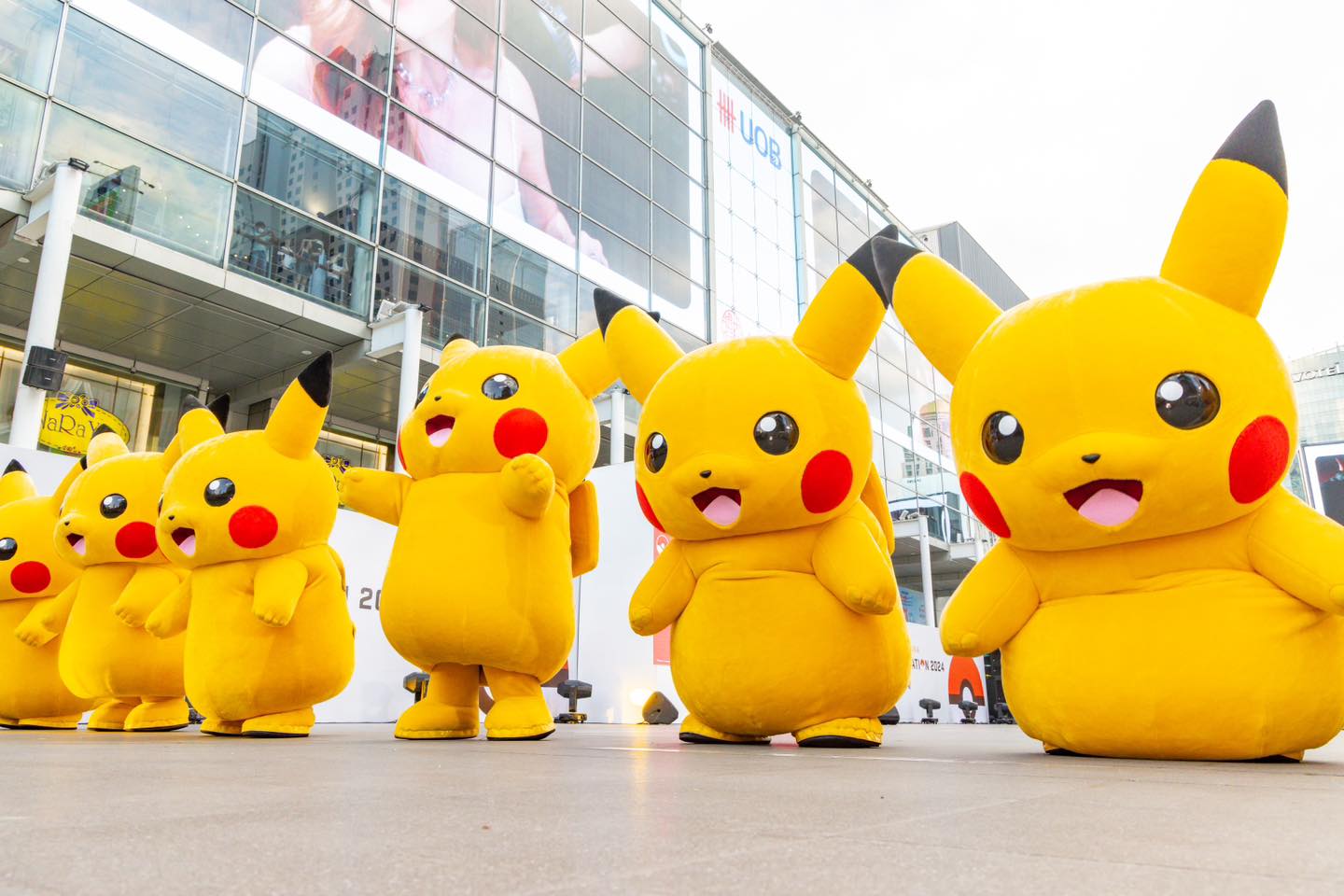 CentralWorld - Amazing 30 Pikachu Dance in front of...