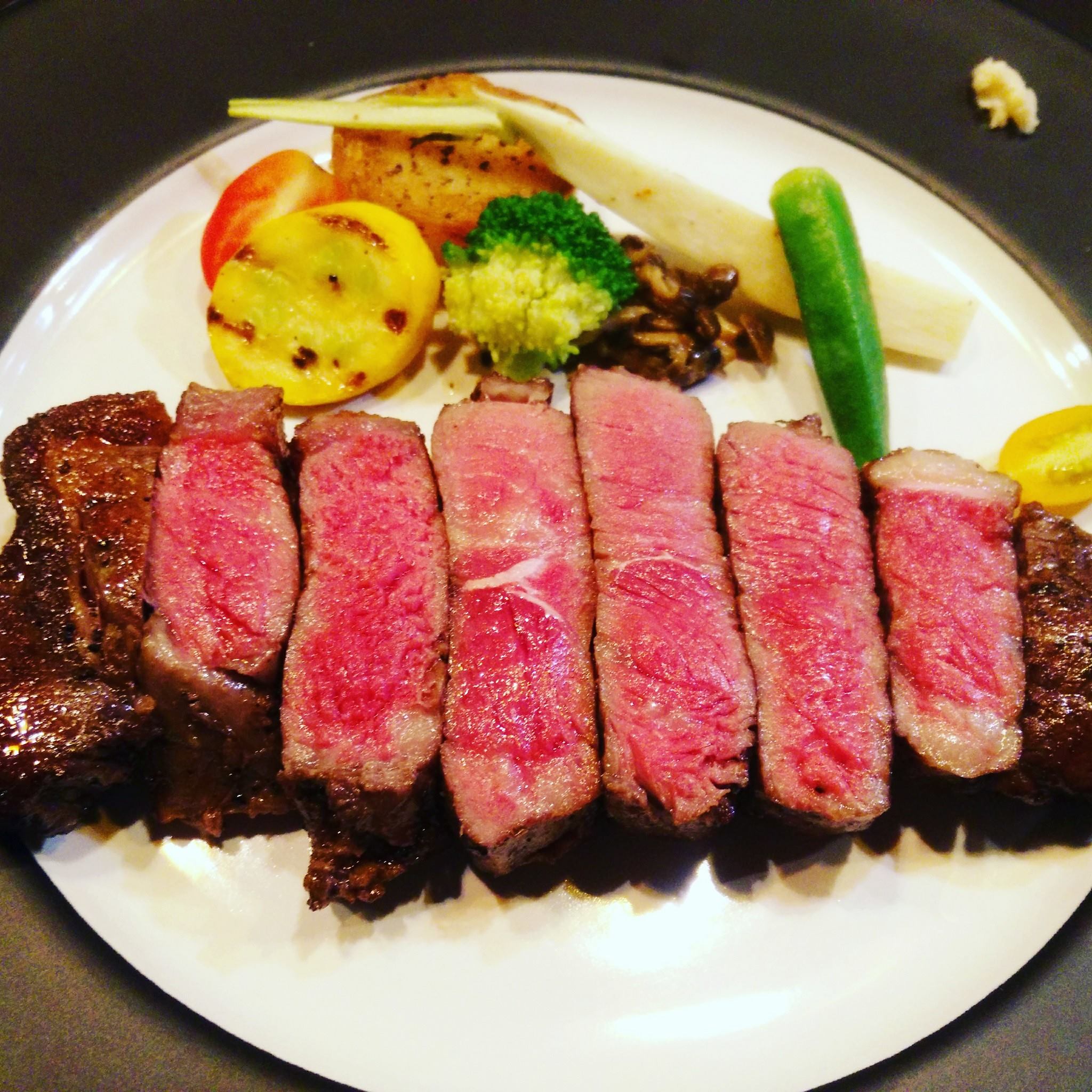 甘仔店的打雜工 - 這家選牛排是用低溫烹調方式，牛肉完全沒有血水，第一次品嚐這種料理方式，肉質比想像中還美味。...