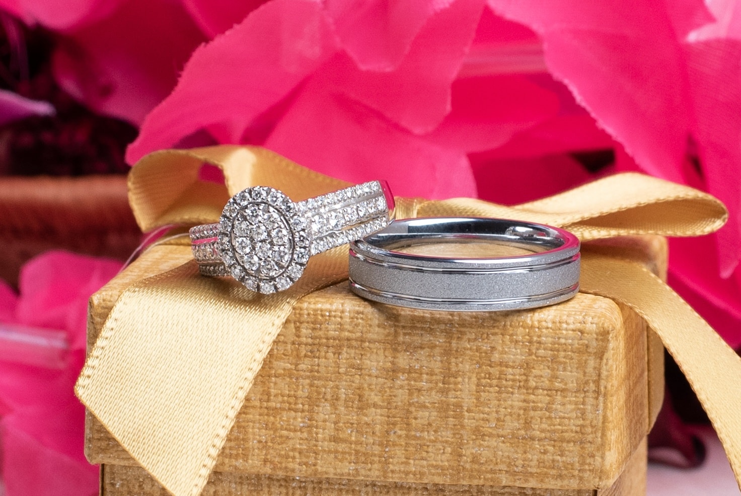 VELUCiA - 🔥🔥🔥 Ladies oval shaped wedding ring with sparkling Moissanite ...