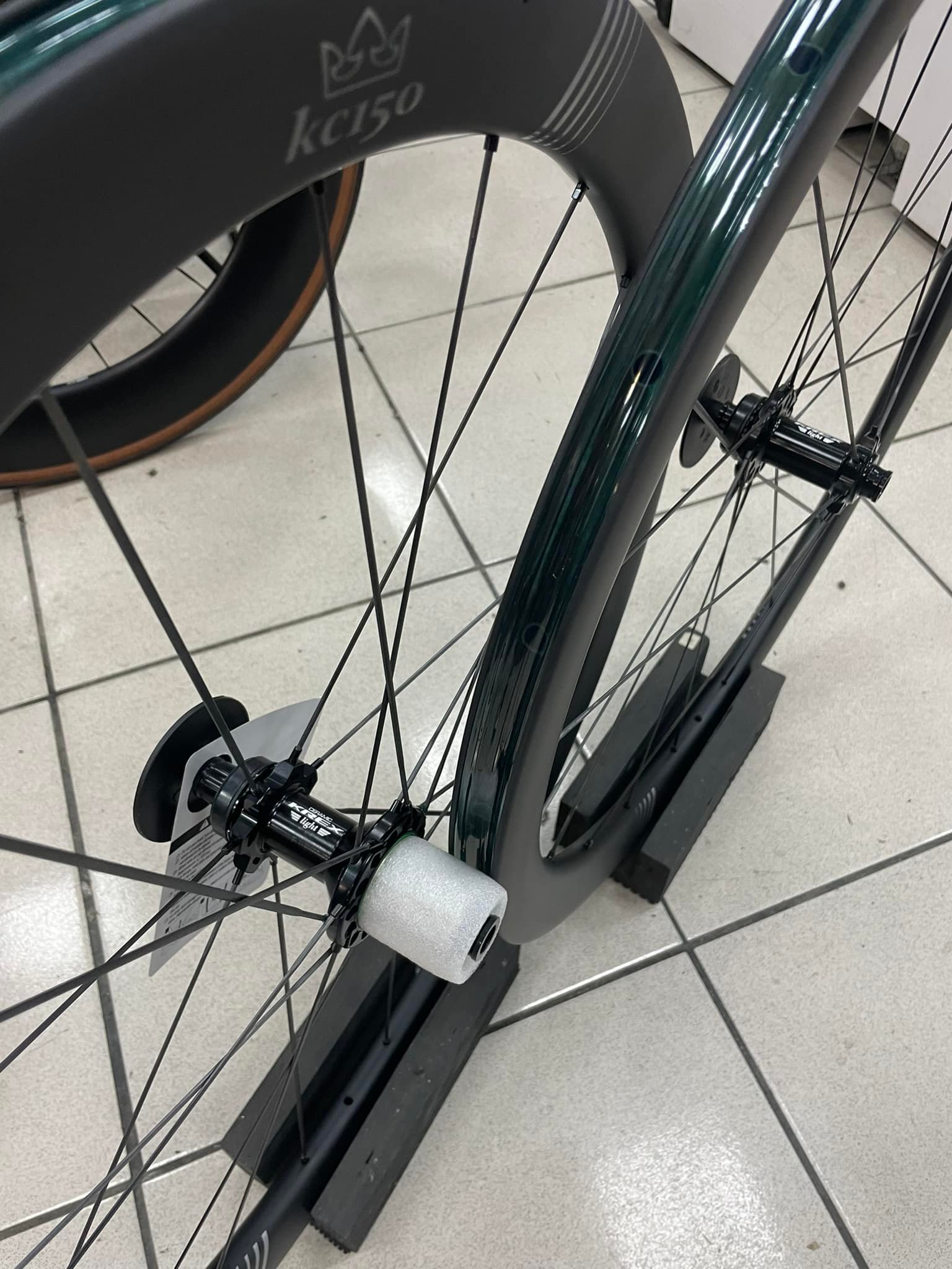 羽傑單車 - KREX KC150碳框碳幅條上架了 有車友需要的快來店賞輪 #陶瓷培林 #碳纖幅條 #碳纖維框體...
