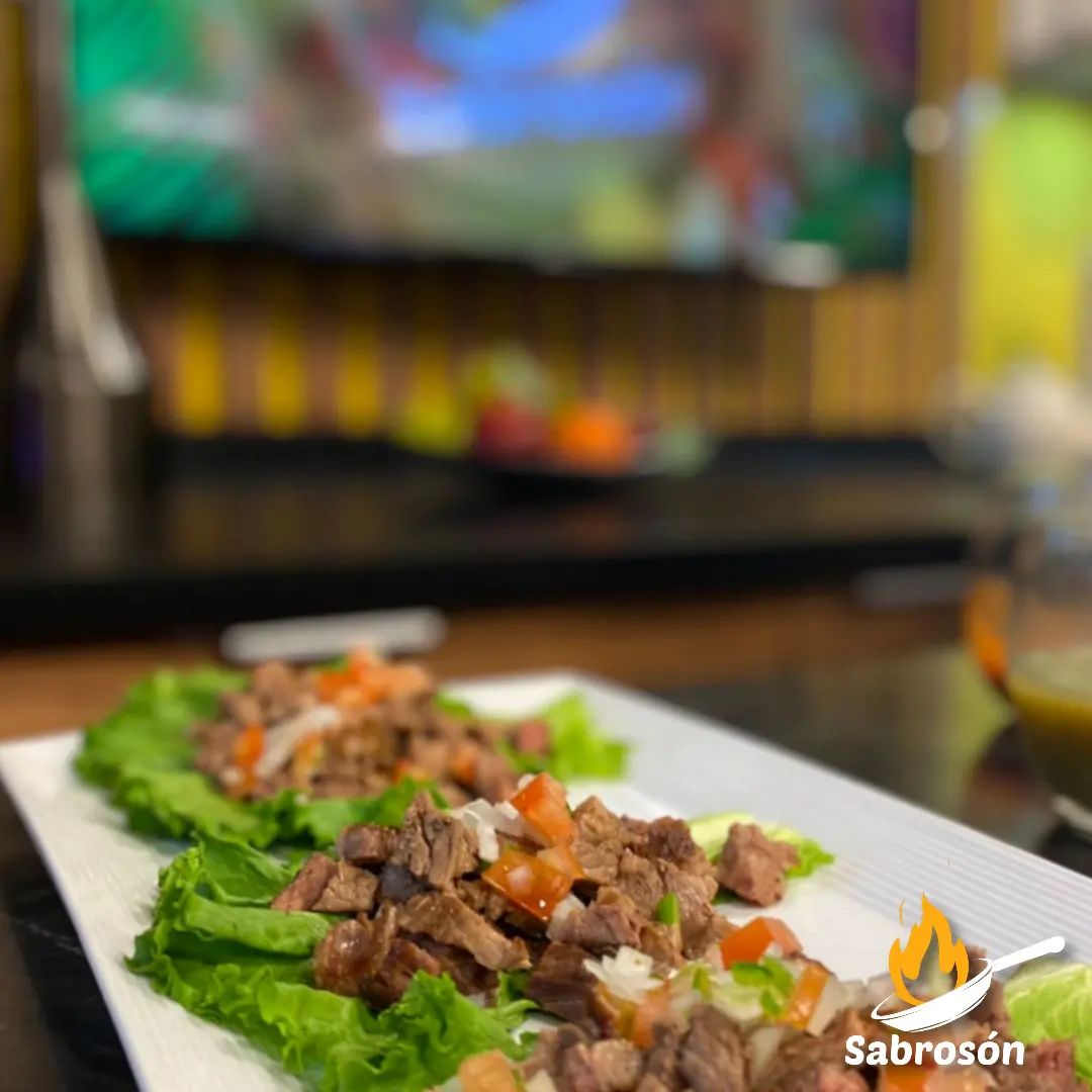 SabroSon - Tacos de carne asada en hojas de lechuga El...