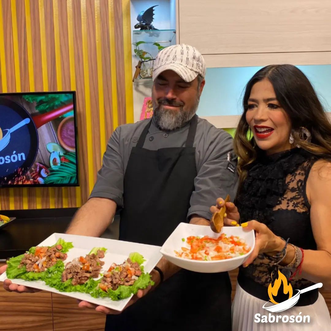 SabroSon - Tacos de carne asada en hojas de lechuga El...