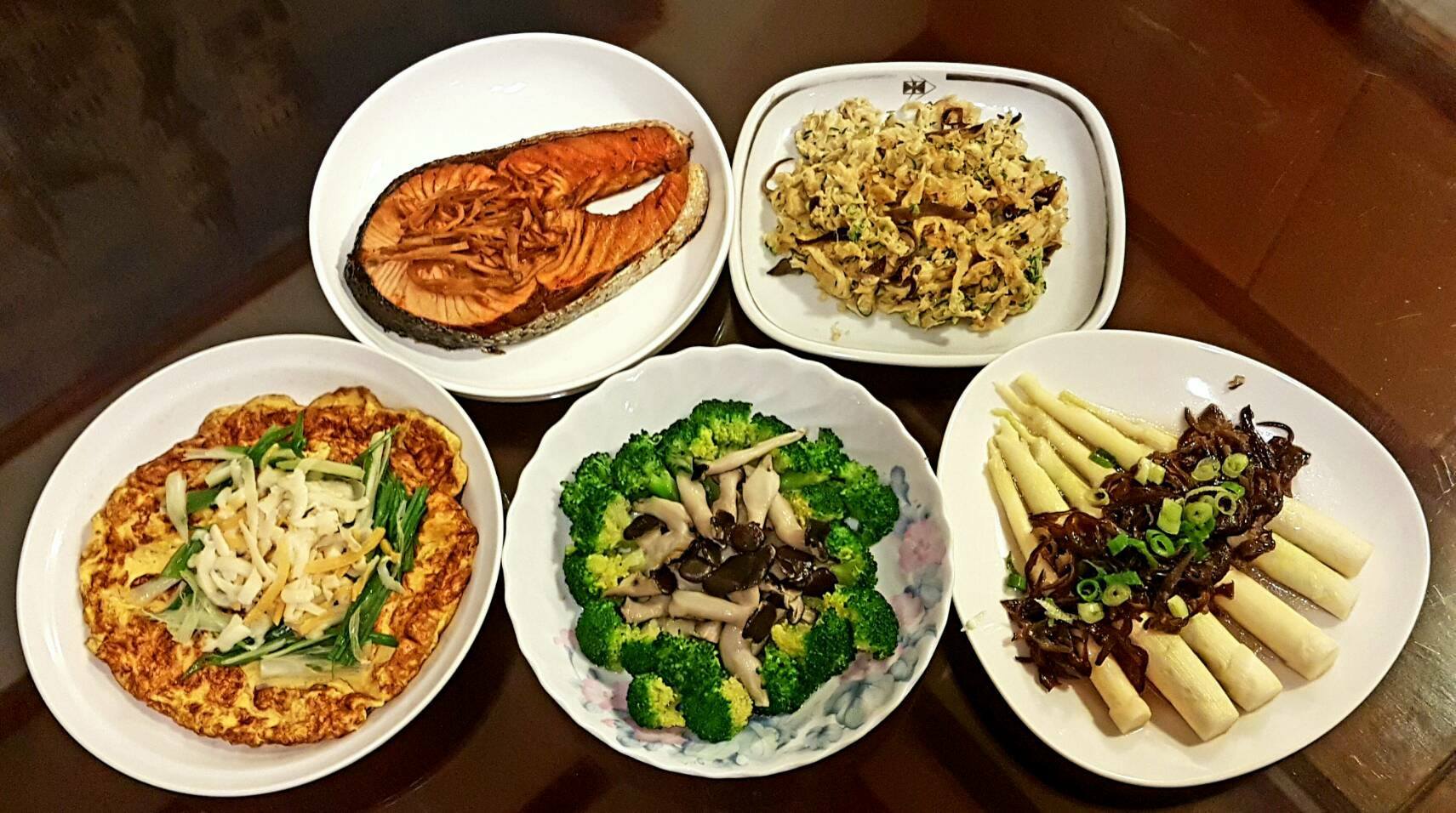 飛碟夜光家族粉絲團 - 呀比 我是光禹 今晚我煮的晚餐來囉 有看到木須哥戀美腿嗎 還有黑美人入森林... | Facebook