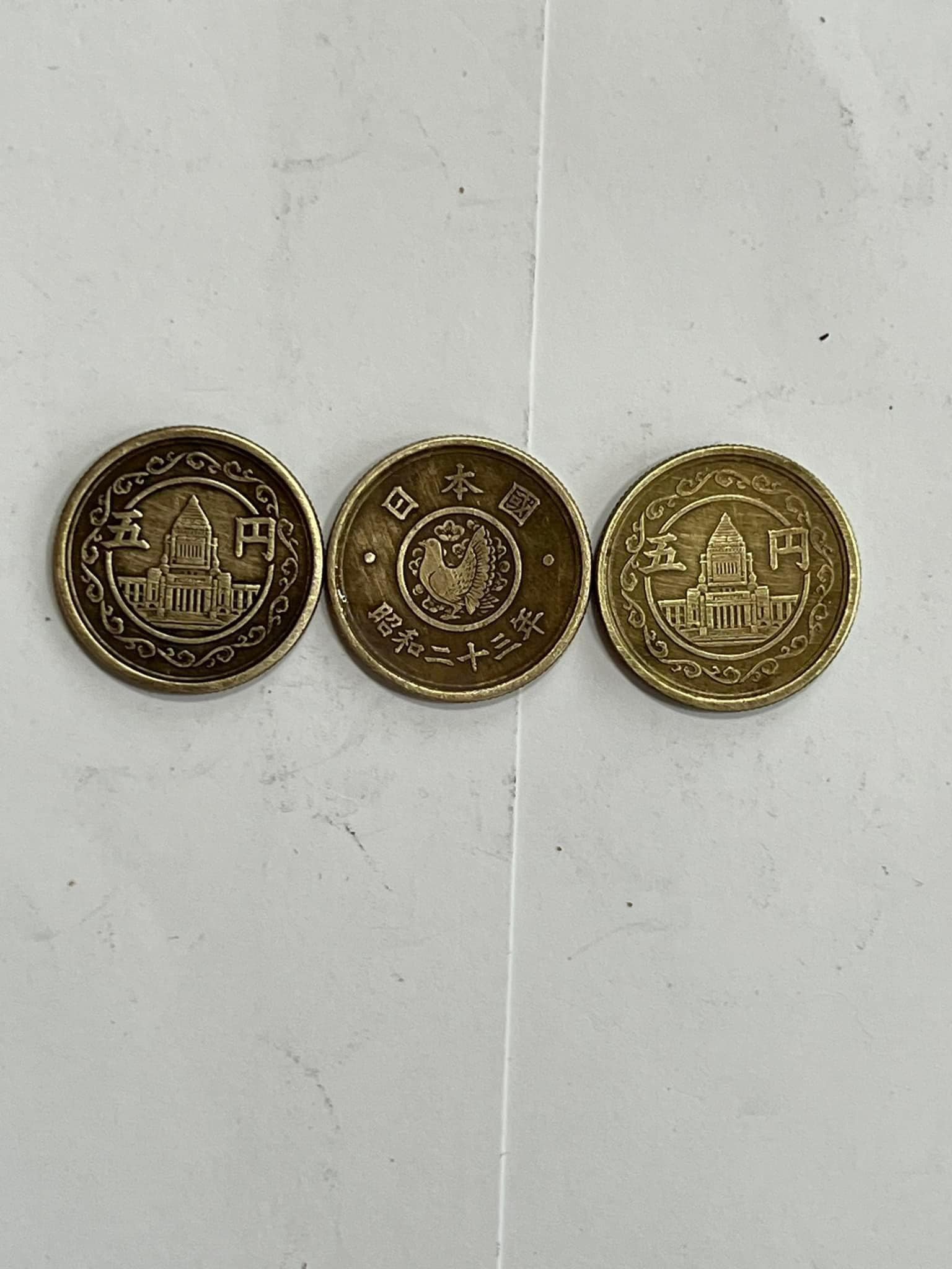 昔のお金 コンビニレジや自販機では使えない昭和の貨幣、穴無し五円、ギザギザ十