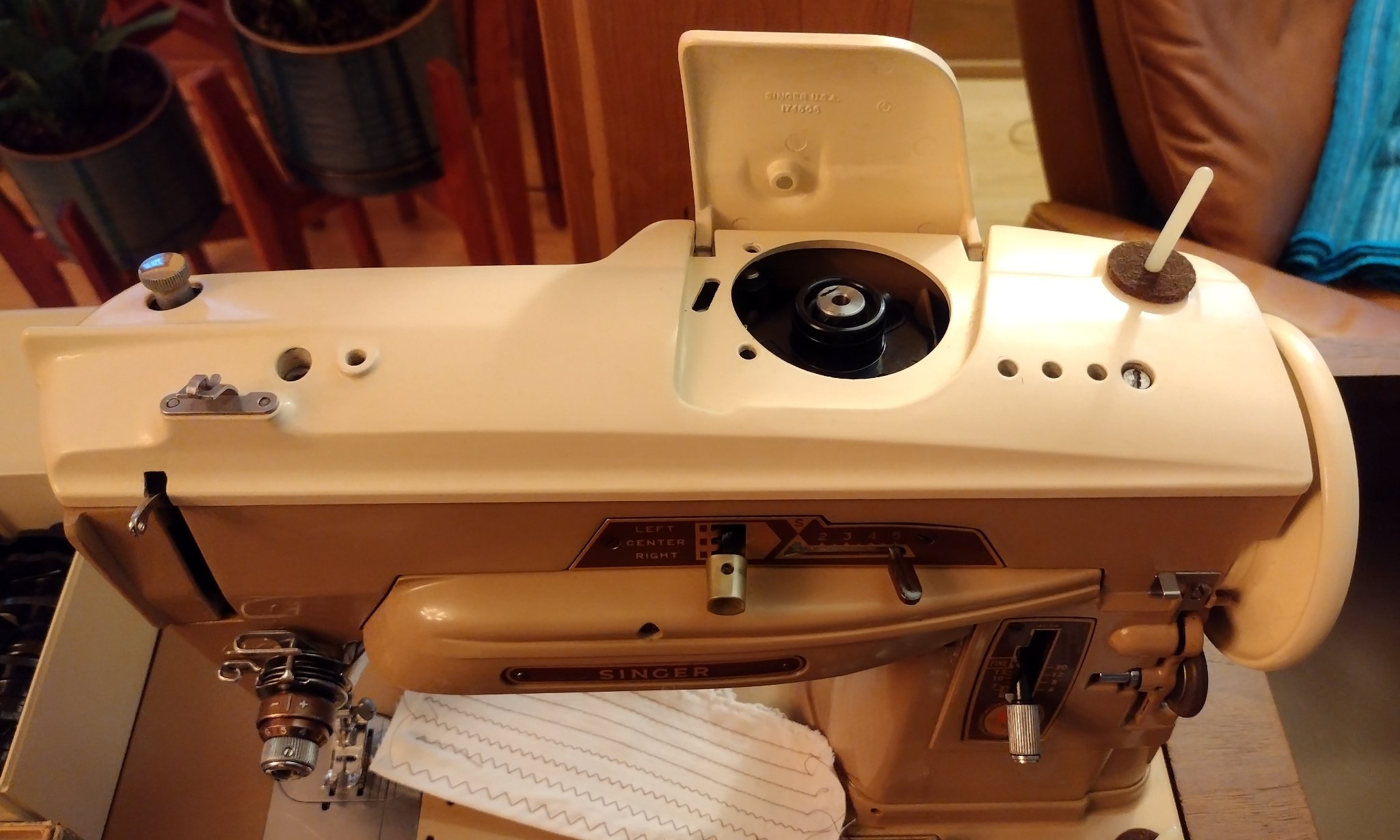 vintage 1959 Singer 403A heavy-duty zigzag sewing machine in walnut ...