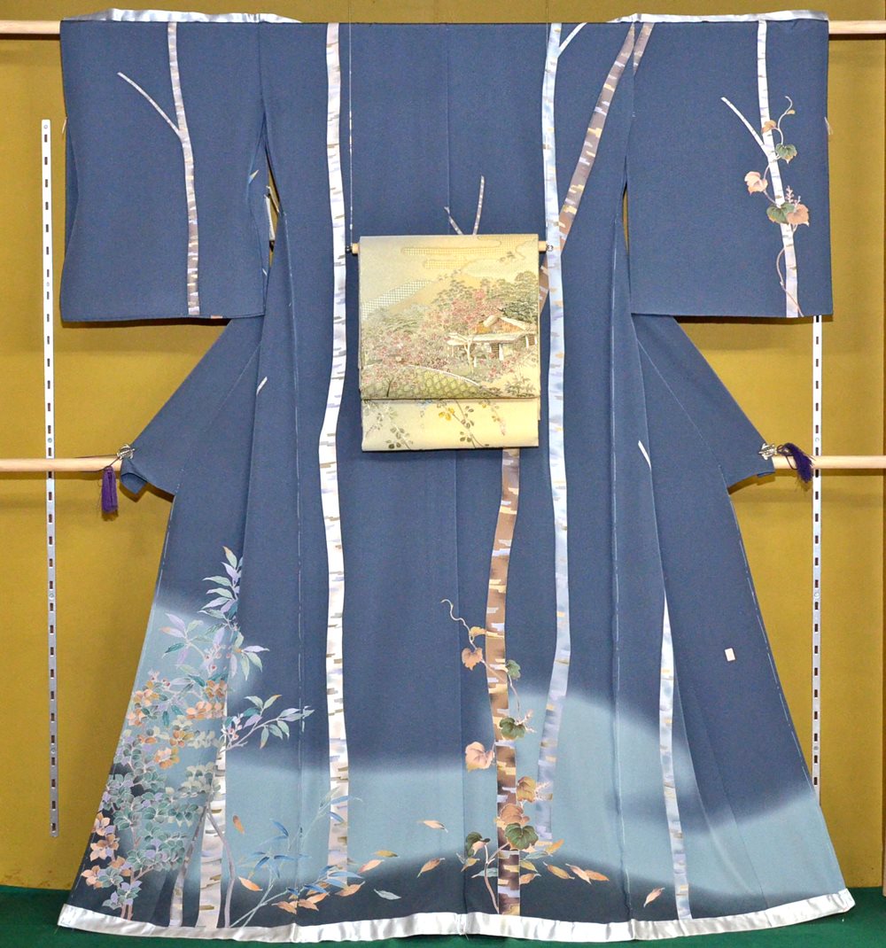 季節一足先に、白樺の訪問着をディスプレイしました。 帯は、汕頭刺繍 
