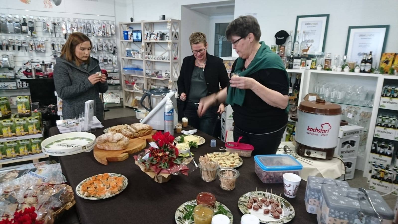ADVENTSPLAUSCH ... ... im Ritzenhoff Factory Outlet: heute noch bis 18 Uhr auf dem Gelände der Brauerei Westheim. Frisches Apfelmus mit malZ und gerösteten Mandeln, Malzbrot, Wildpfefferbeißer und meh