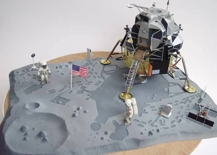 Revell – Coffret Apollo 11 Eagle – 1/48 – 75 Pièces – Colle, Pinceau, Peintures Inclus – 50 Ans De La Lune
