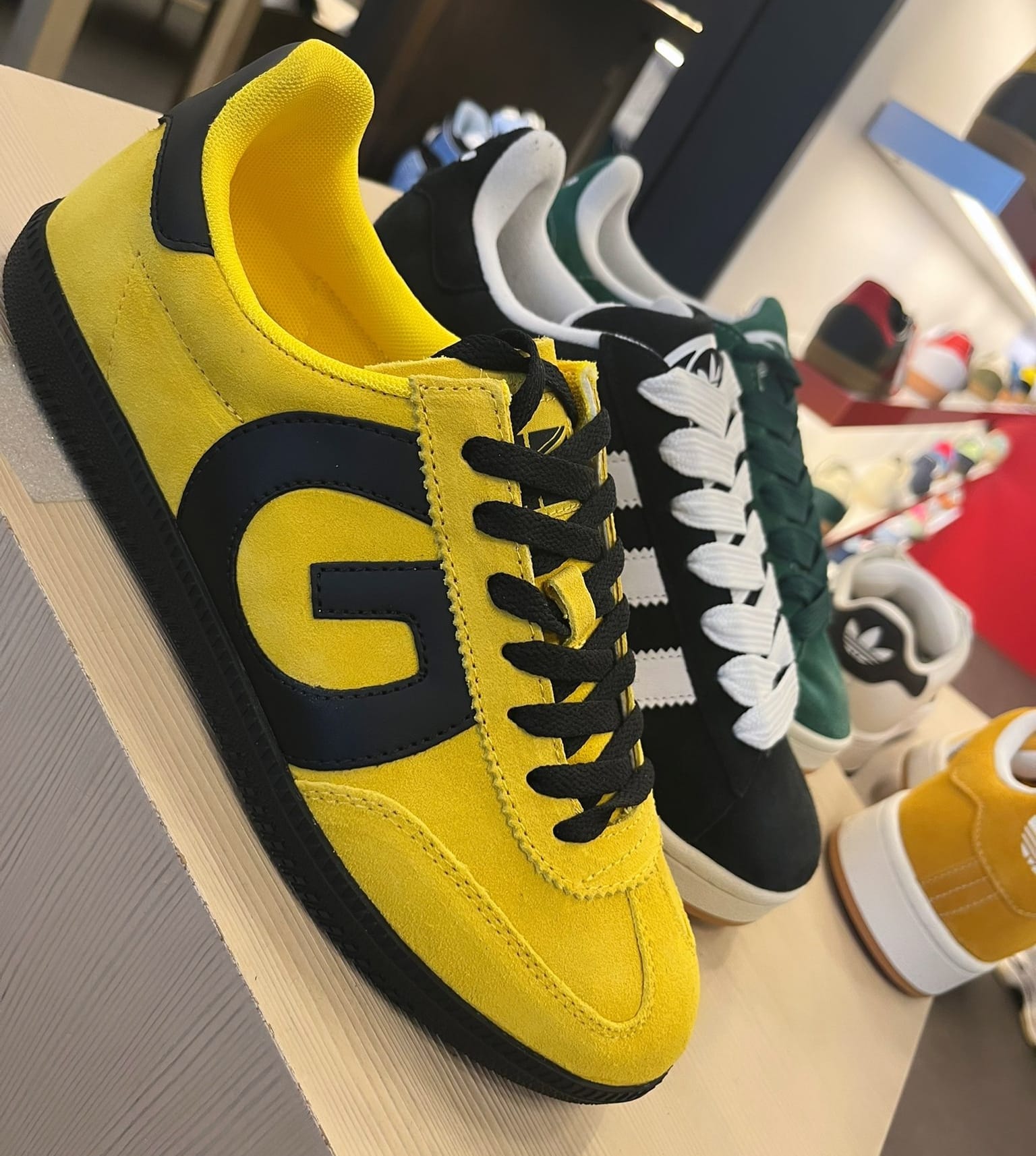 Iconic as Bruce Lee, this sneaker interprets the distinctive 