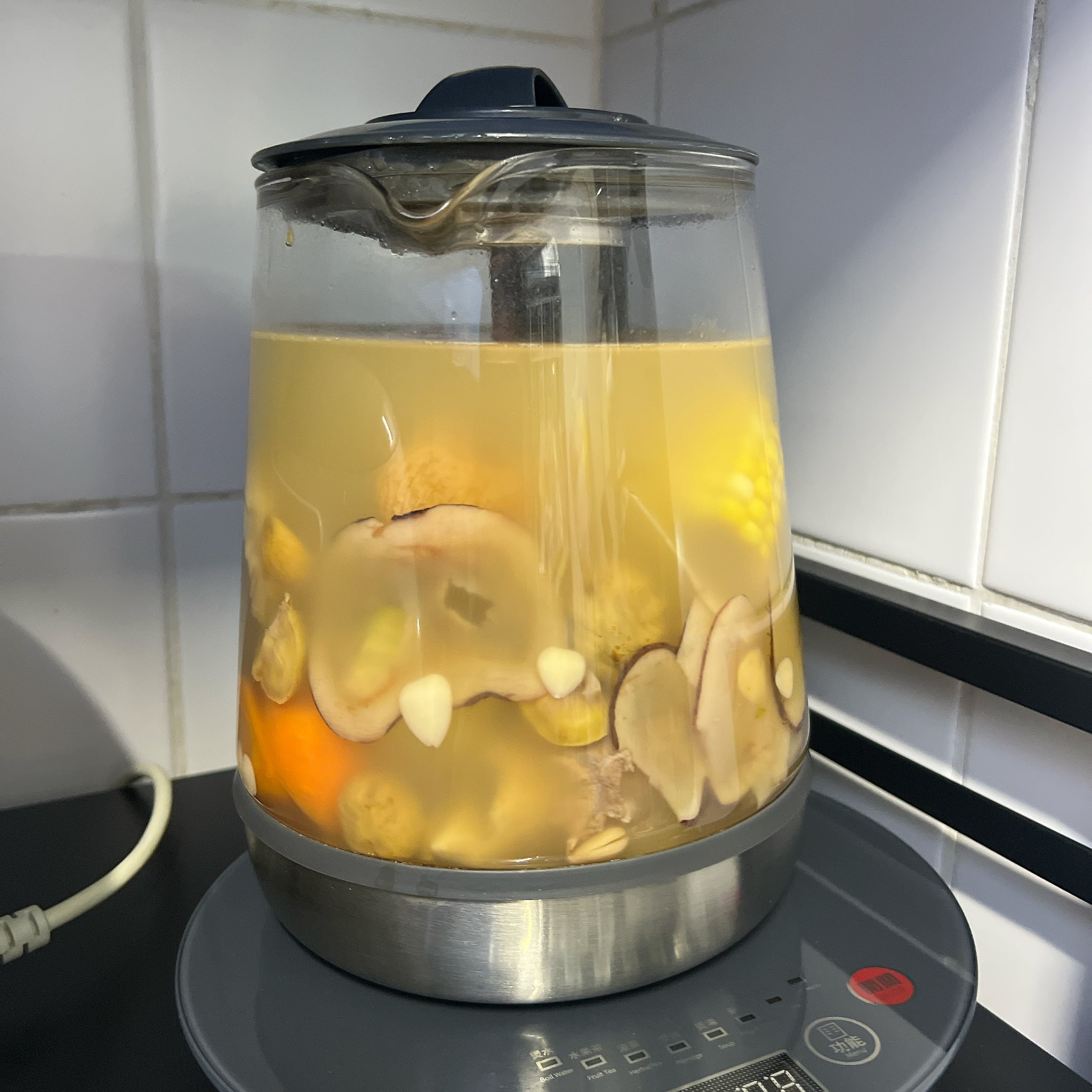 港式定食 - — 🌰 合掌瓜甘筍粟米栗子海底椰豬骨湯 - 🥣 — 材料： 合掌瓜 1個，甘筍 9件，栗米 3件，去殼栗子 12粒，海底椰 8片 ...