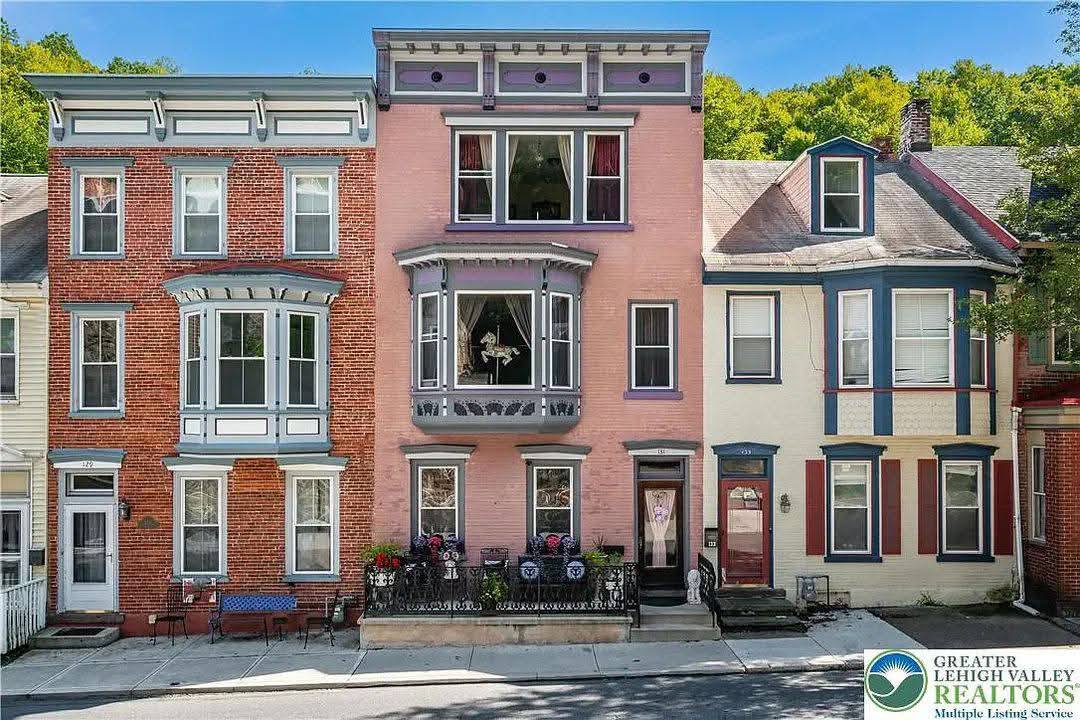 American old houses added a new photo. - American old houses