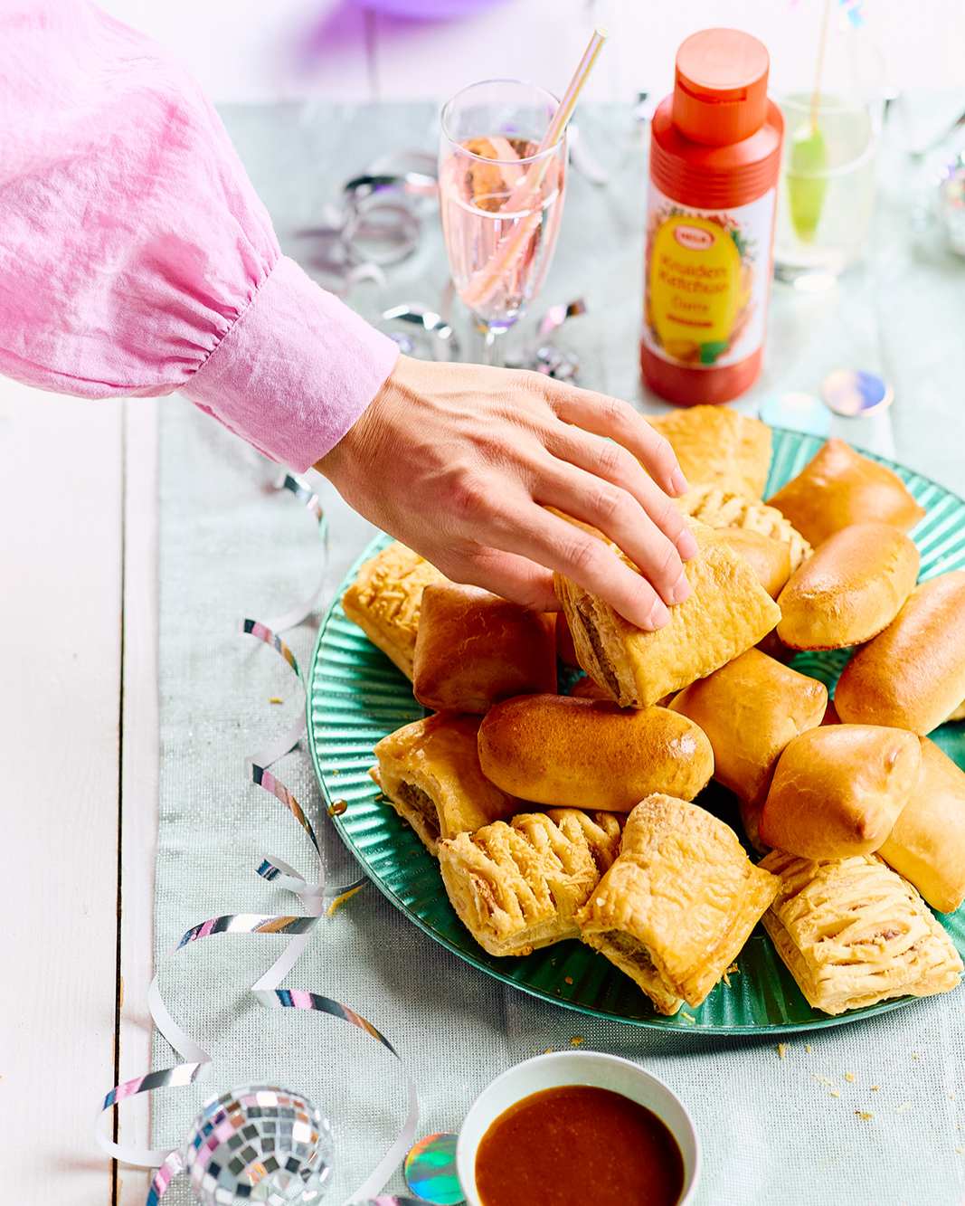 Hela - Wie pakt ‘m als eerste? 👀🥖 Met Hela wordt het vechten om dat ...