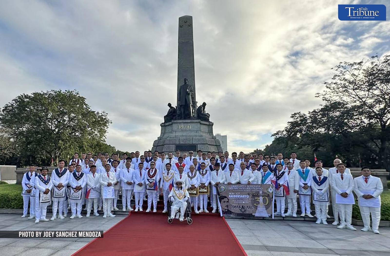 Daily Tribune - MASONS HONOR RIZAL LOOK: The Gran Logia...
