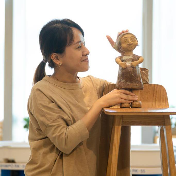 美術老師Miss Mon