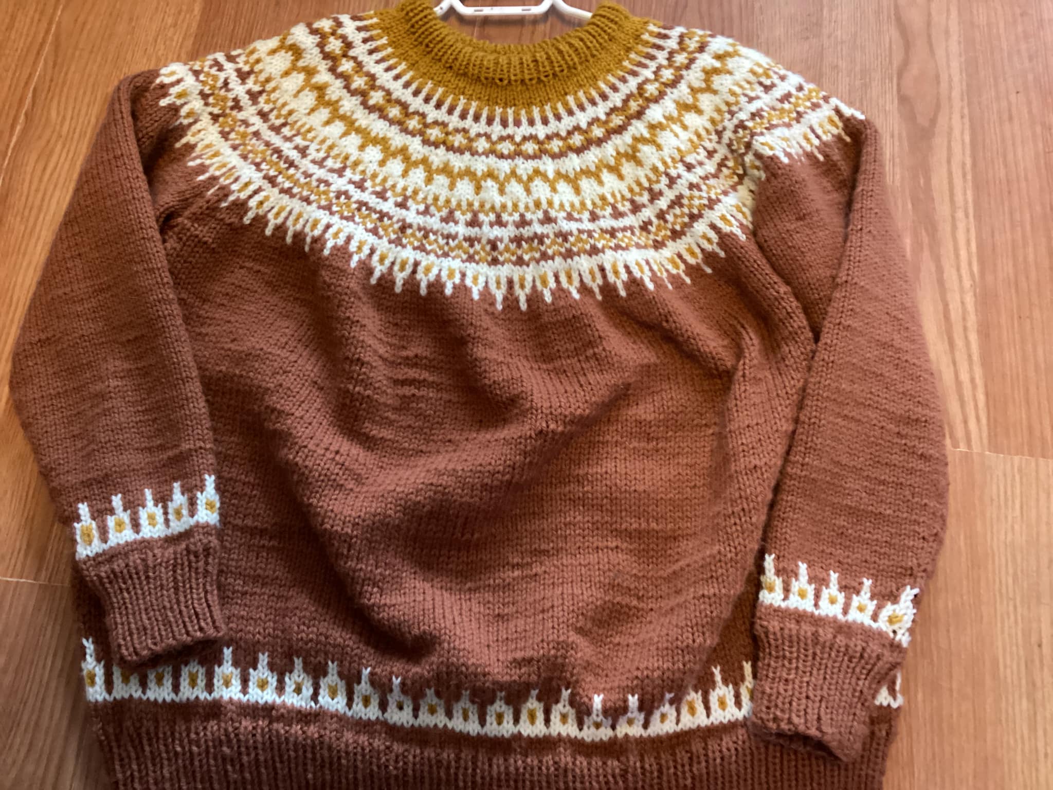 Fall colored sweater with brown main color