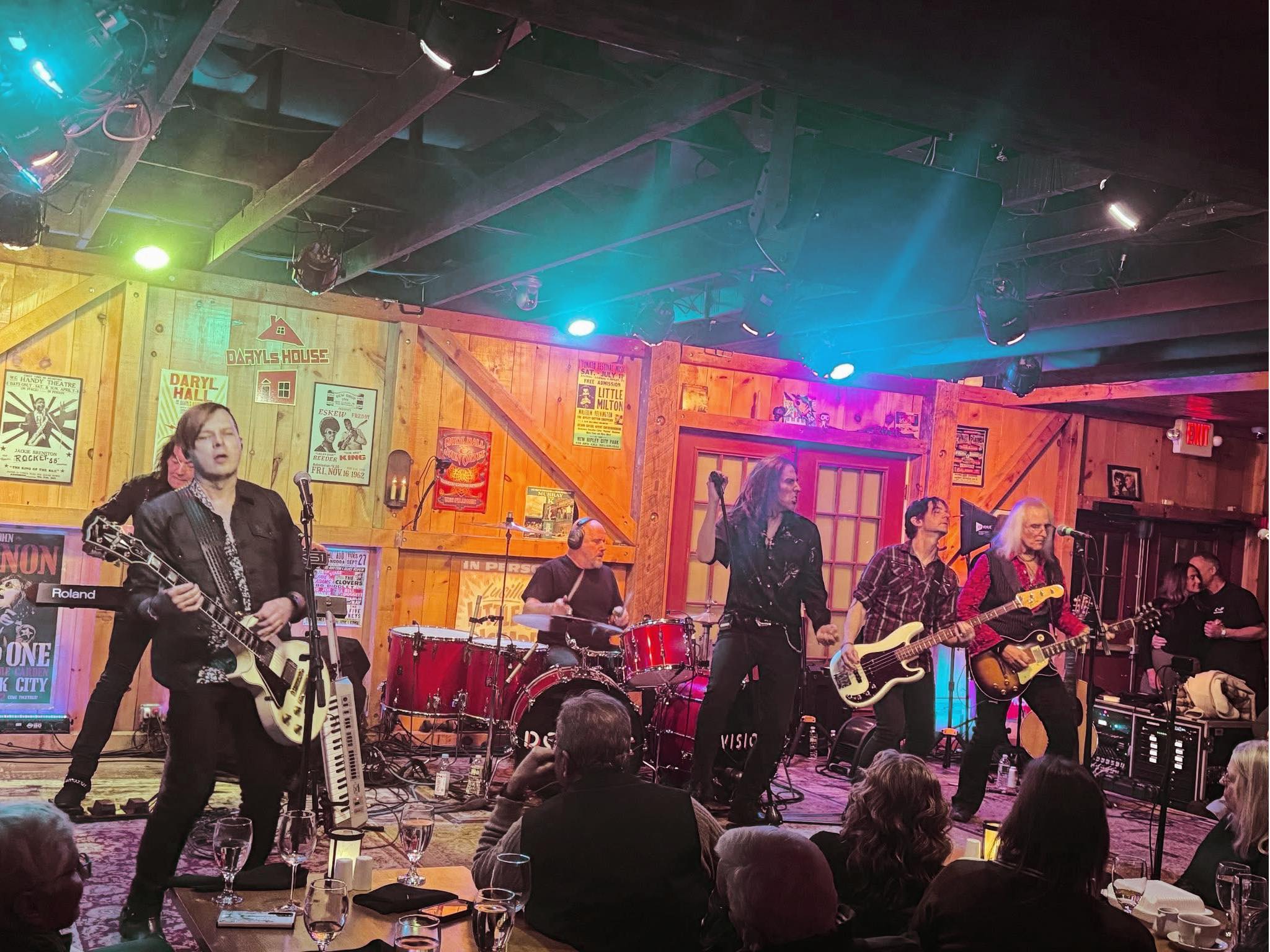Sharing Stuart Berg's great pix of Doyle Bramhall II's fantastic