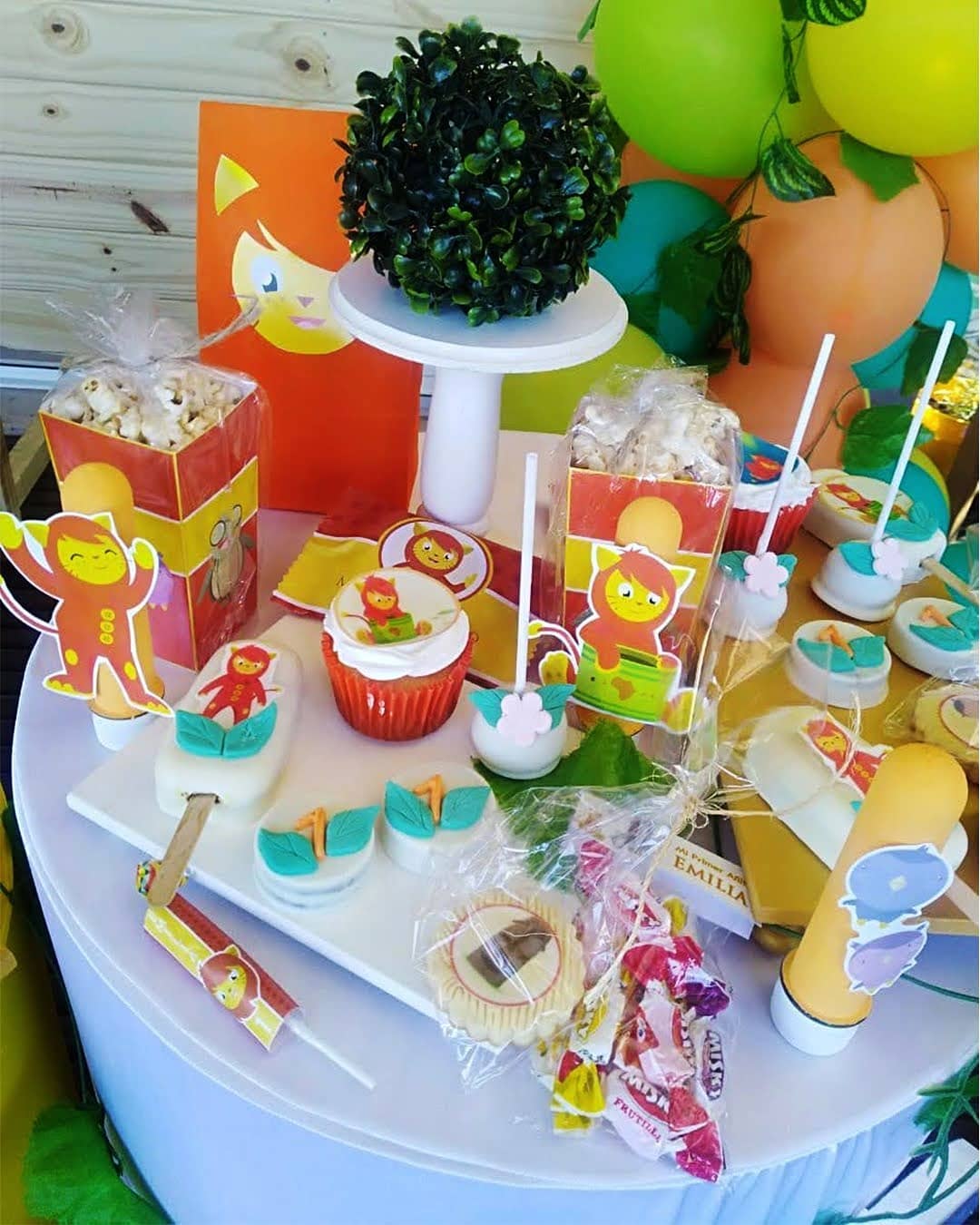 Kech Deco - 🟡🟢🟠Decoración de Nene León para Emilia 🌼 🟢🟡🟠...