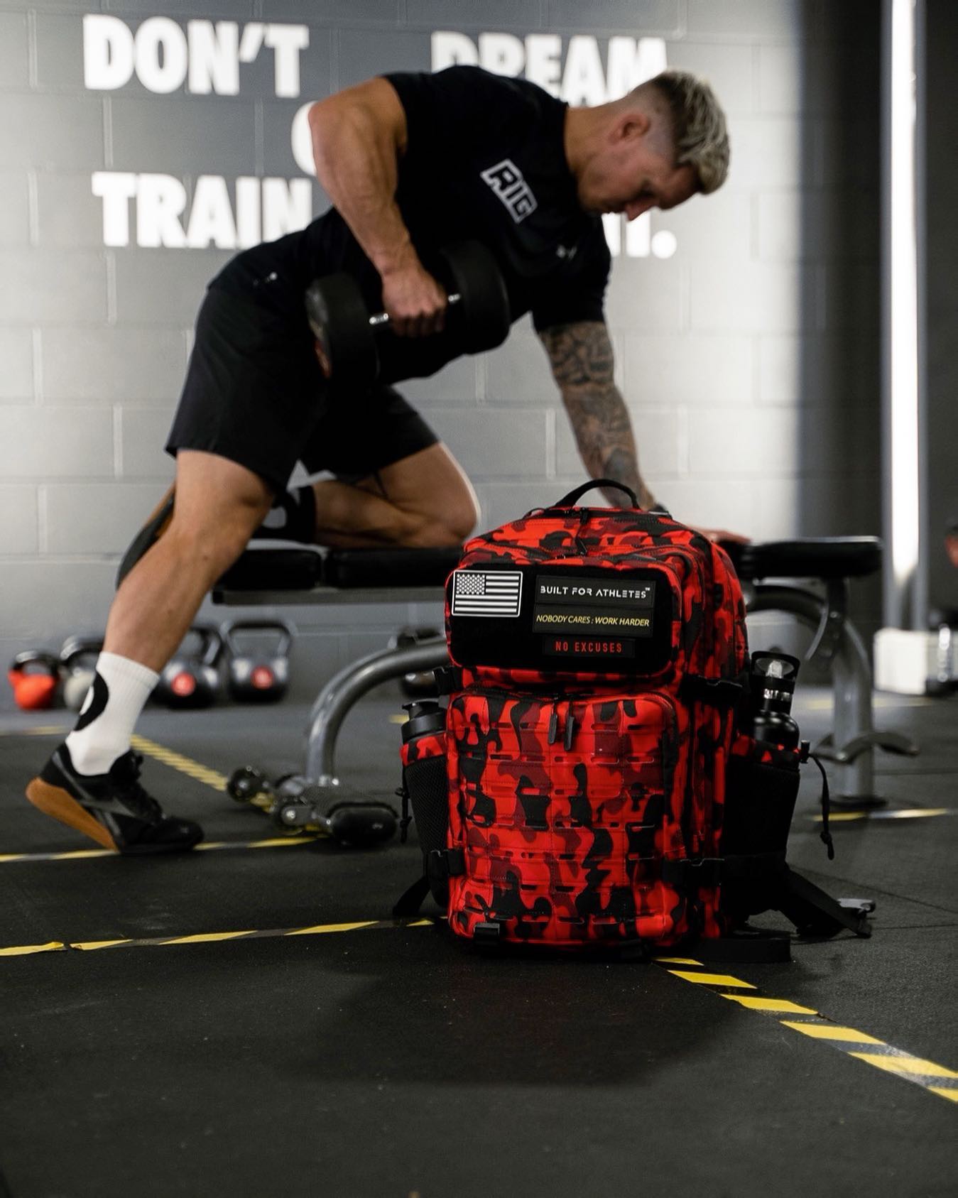 美品　BUILT FOR ATHLETES バックパック レッドカモ Built - NOW LIVE 🔥Limited Edition Red Camo Large (45L) Hero 2.0