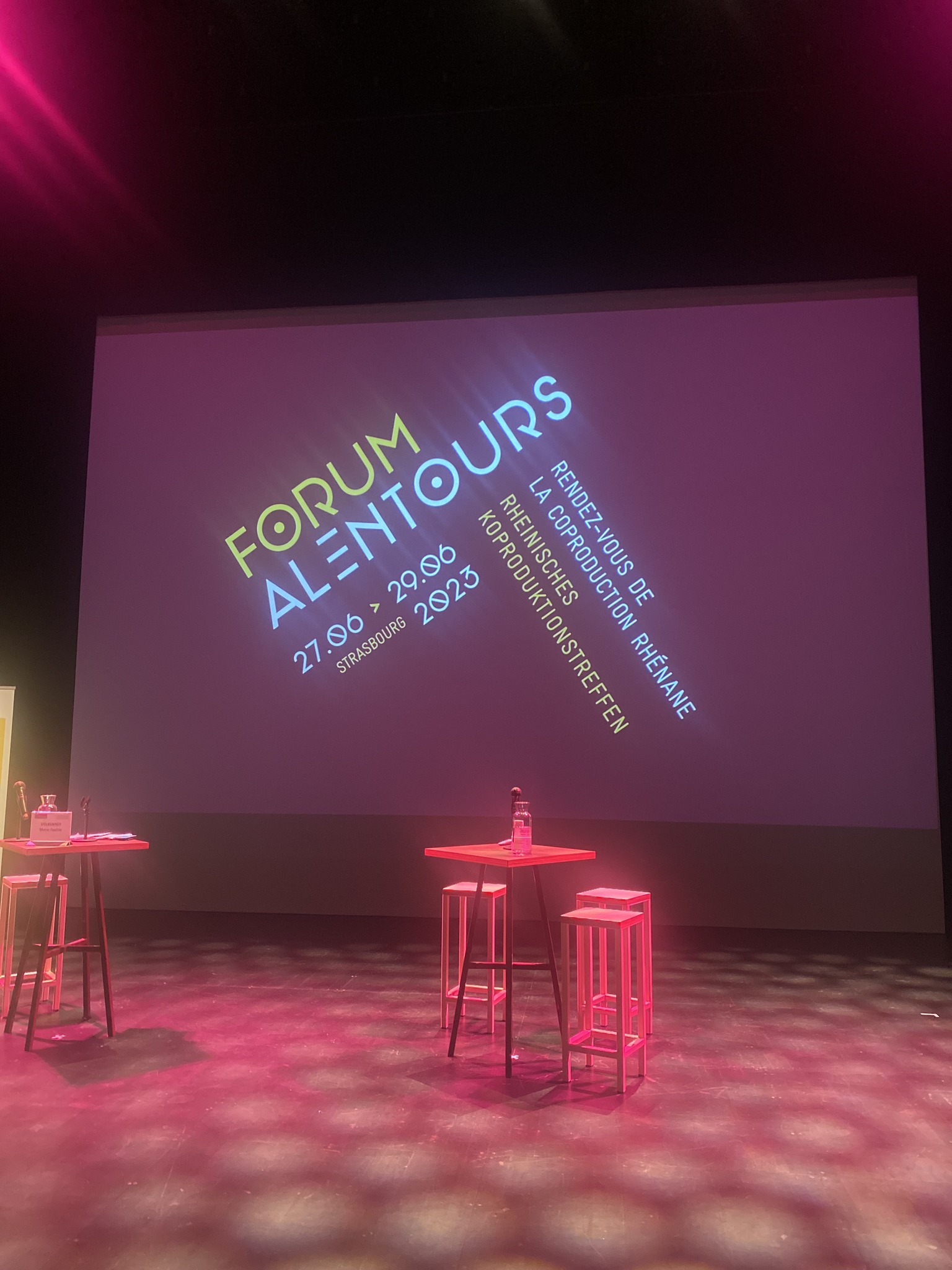 screen.brussels - En direct du FORUM ALENTOUR, où a lieu...