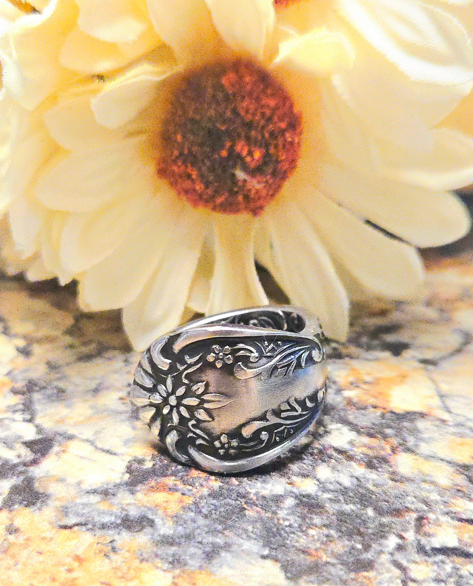Robyn's - I hope you're having a lovely day! I love the details in this ...