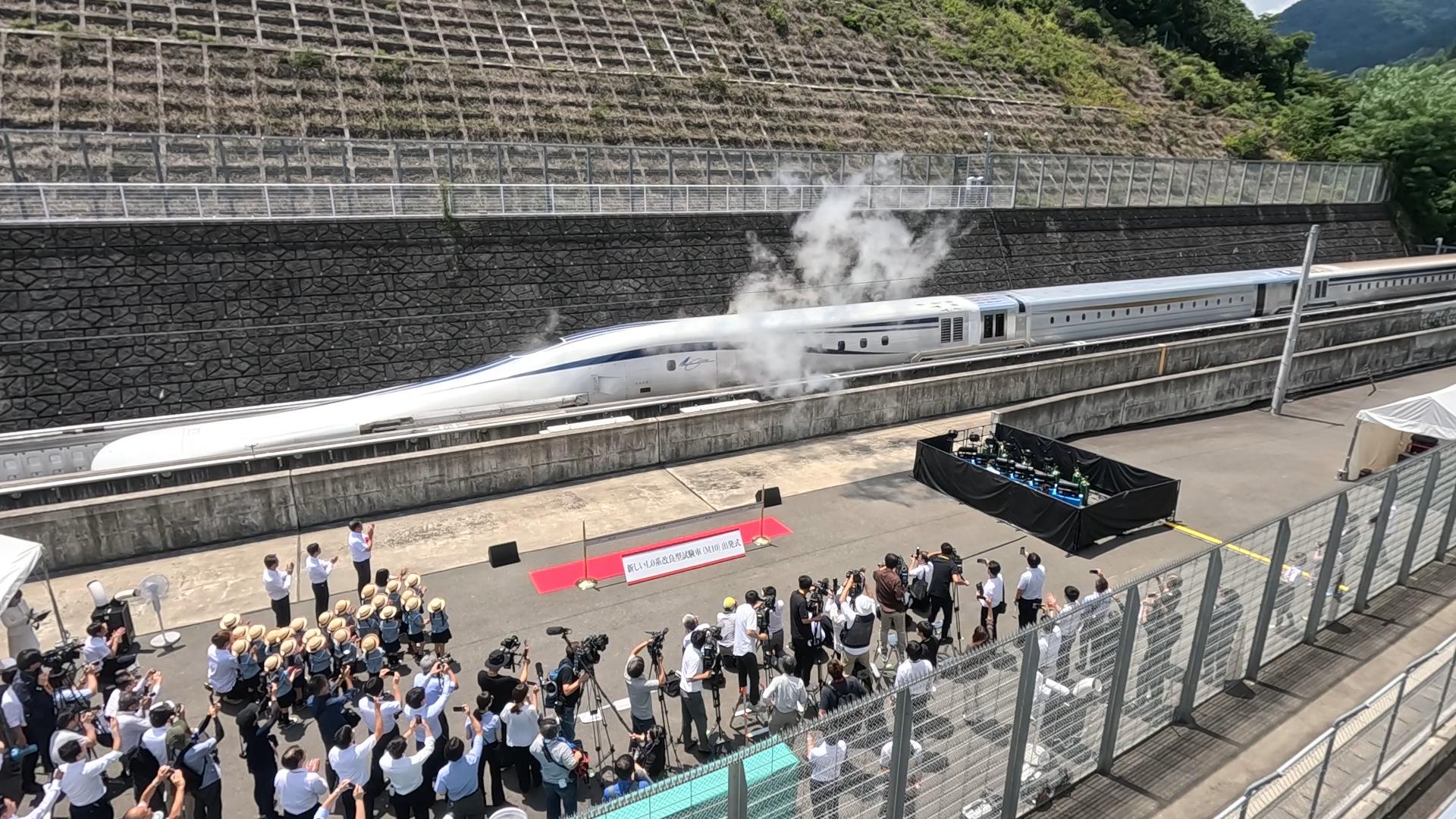 昨日、新しいL0系改良型試験車（M10）の出発式が開催されました！M10は
