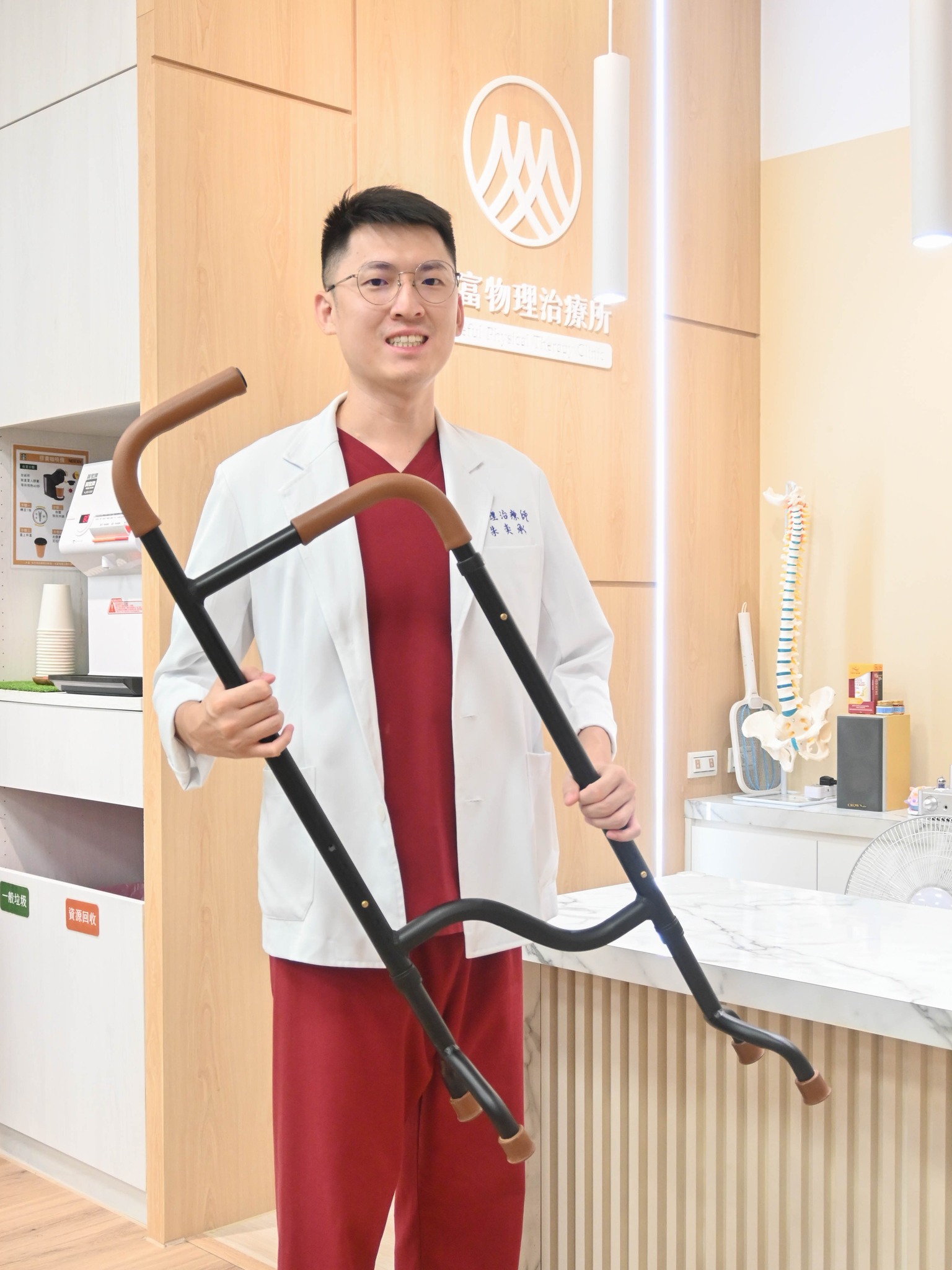 禾富物理治療所 - 【上下樓好安全，這支梯扶手好穩啊！】 對於長輩、膝蓋退化、腳步不穩或是中風的人來說，... | Facebook