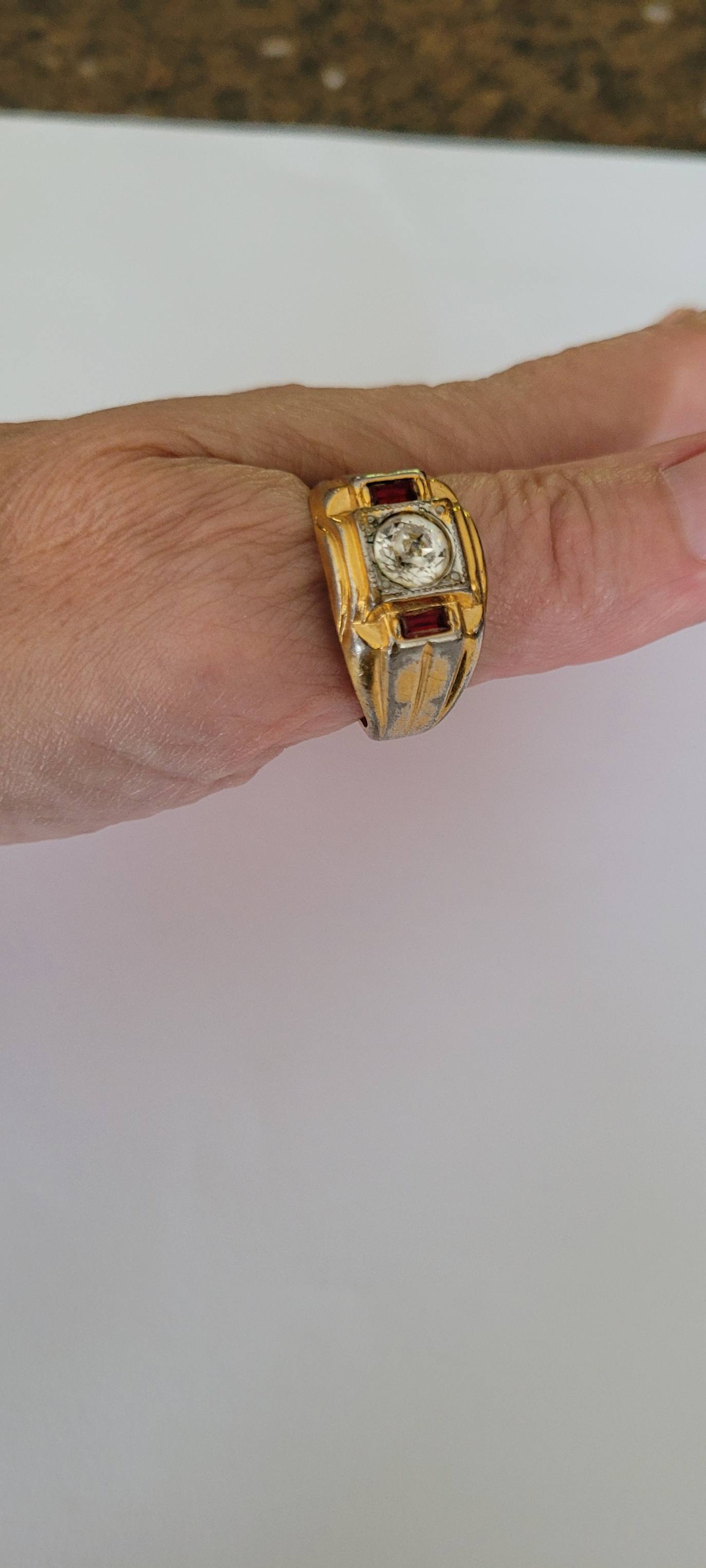 What is the information about the ring with 14 kt, G.E ESPO, and 2 