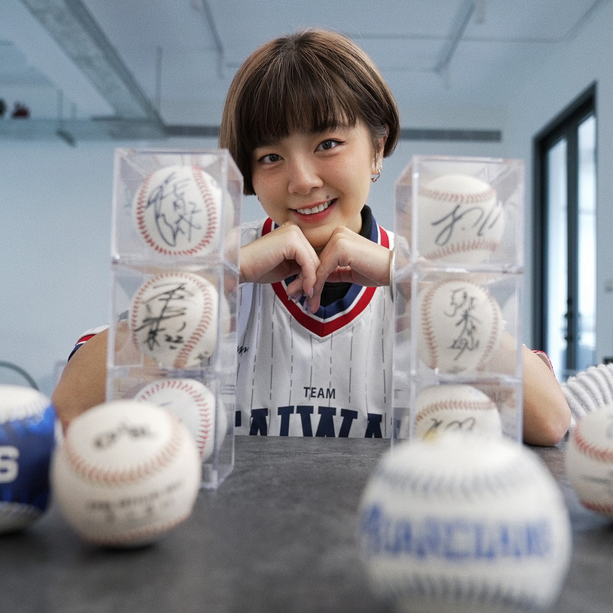 Linzy 林晞 - #生活選物分享 這次的分享嚴格說起來也不算選物 是我從研究所開始看棒球後蒐集到的簽名球 ⚾... | Facebook