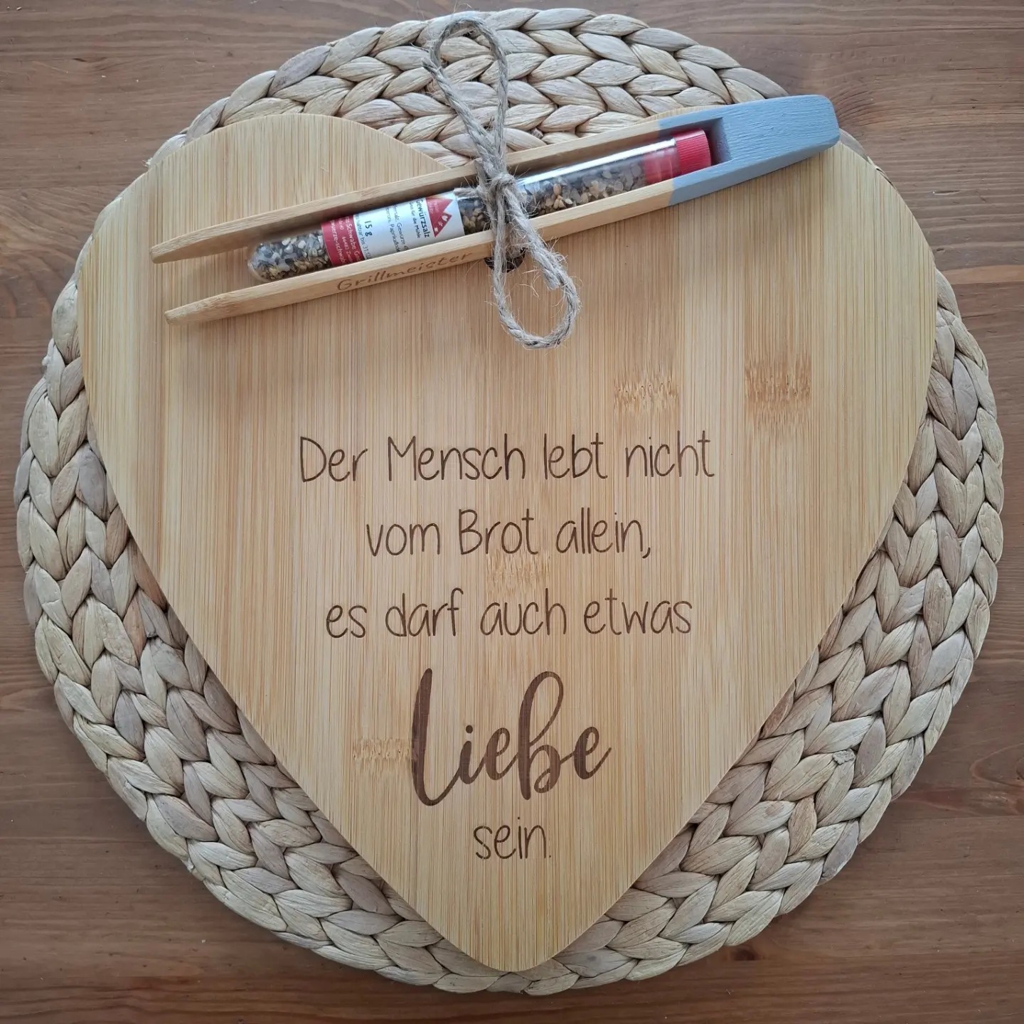 Holzbrett* Na, wer hat auch bei Tedi die tollen Brettchen in Herzform gekauft? Perfekt für den Laser....eine Version für Muttertag, die andere für neutrale Gelegenheiten....Den Spruch vom ersten Bre