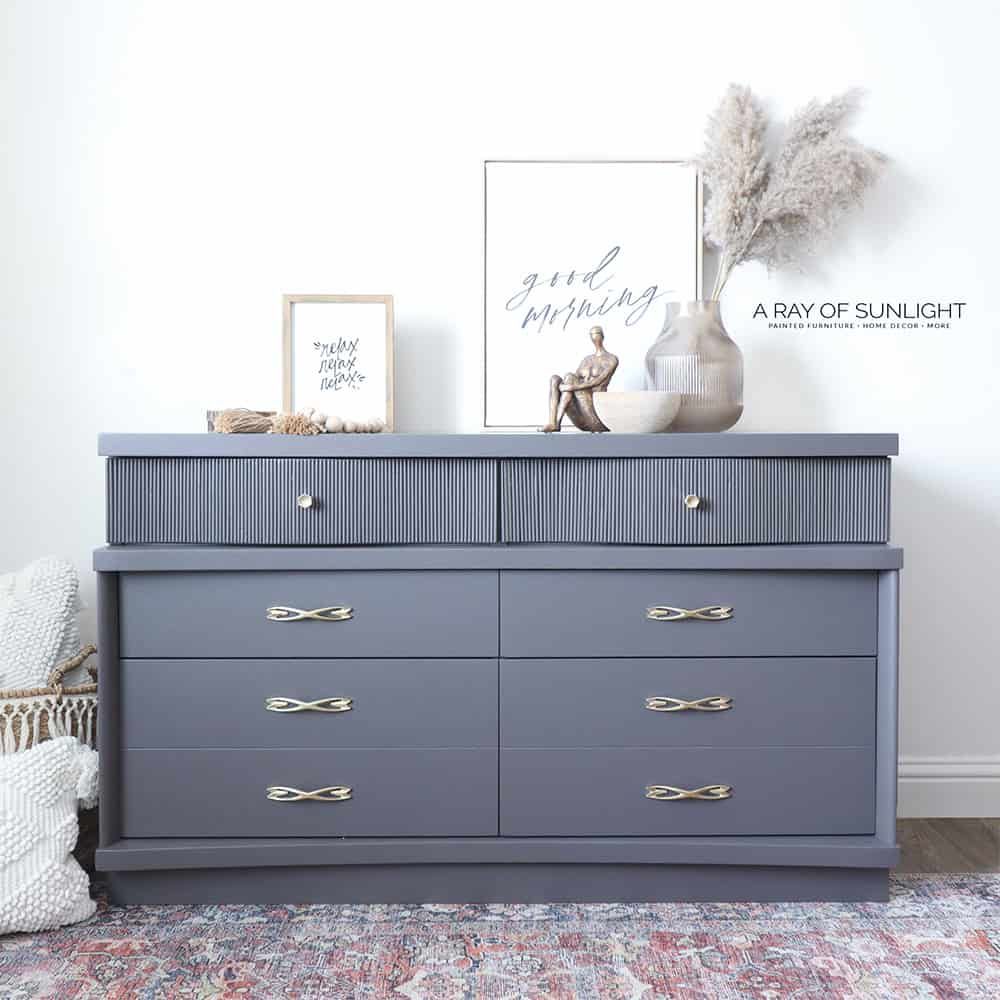 paint dresser grey I've heard the critics, but in my eyes, gray-painted furniture never loses its charm. 💖 Which gray do you like better? it’s also excellent for