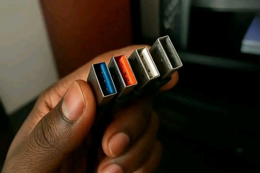 Mazedi - 💡 Le savais-tu ? La couleur des ports USB ne sert pas juste à ...