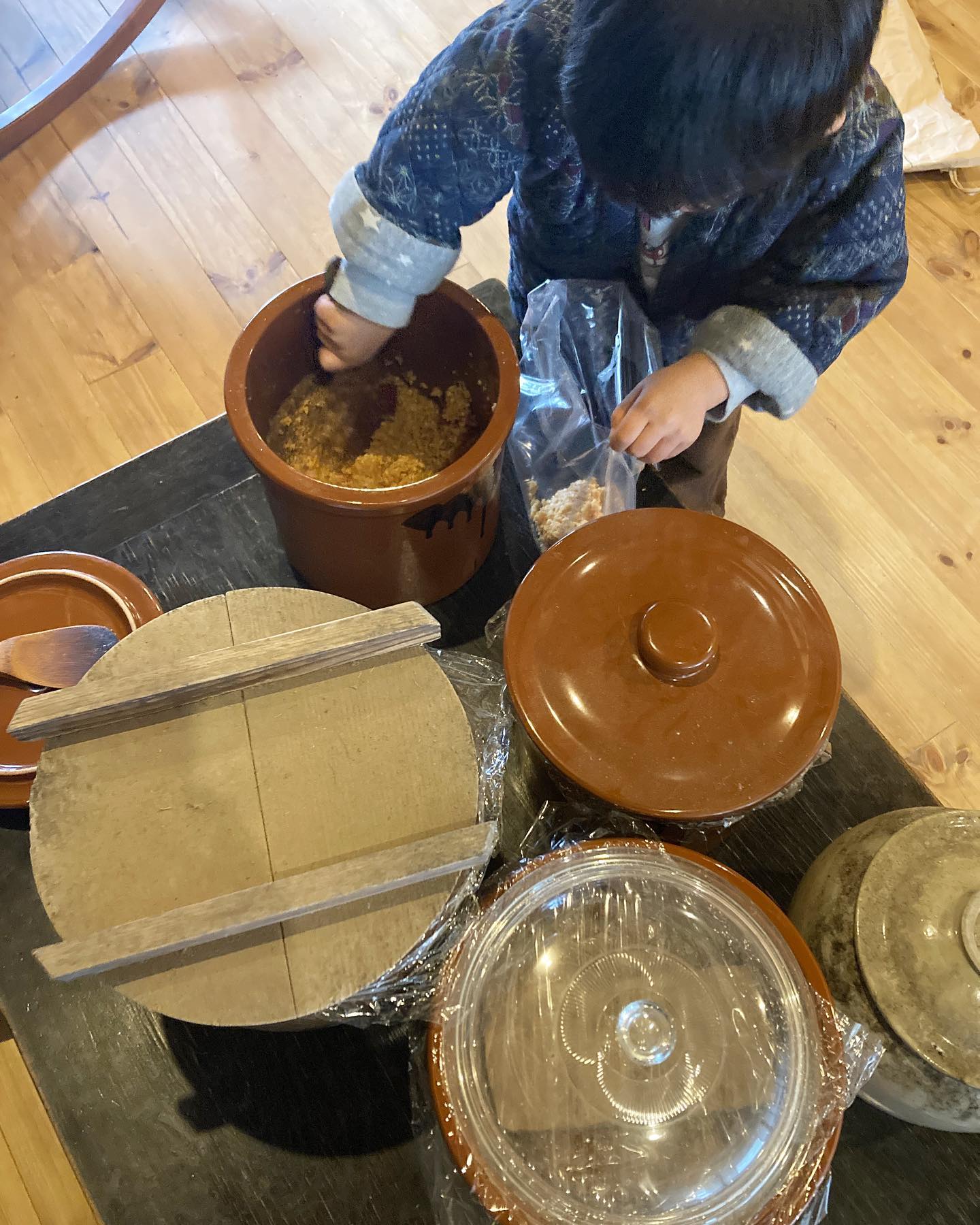 のぎ屋 - まだ空いていない味噌樽を全て開けて、今年の味噌作りの準備 