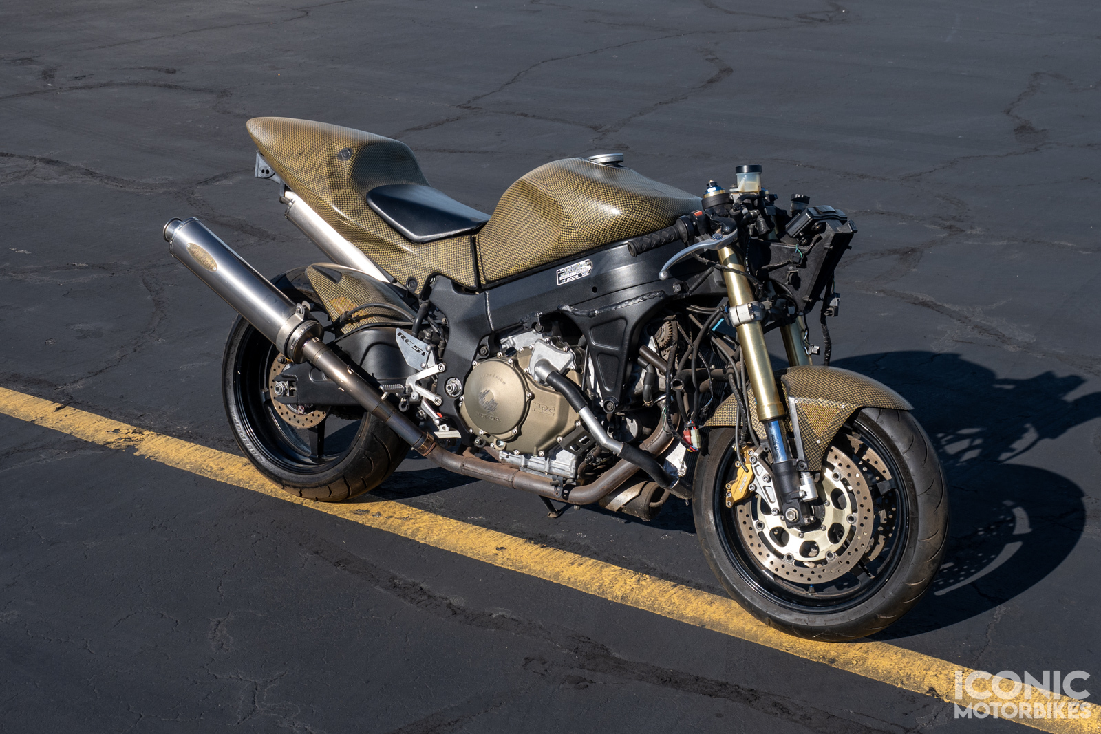 I know all the RC51 fans are going to ask for still shots so