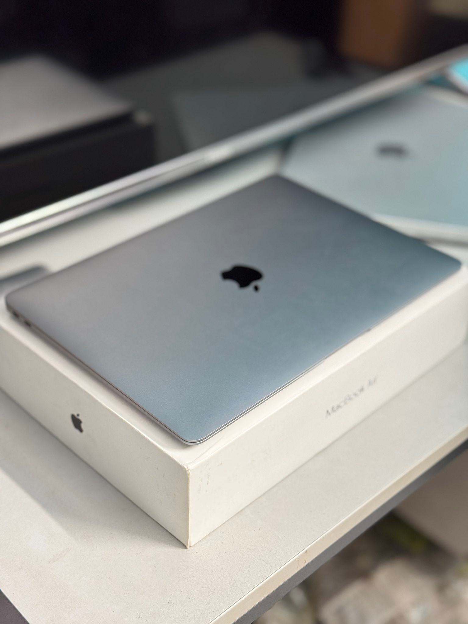 macbook air M1 256SSD 119 CY LE BATTERY CHATGER INCLUDED IN