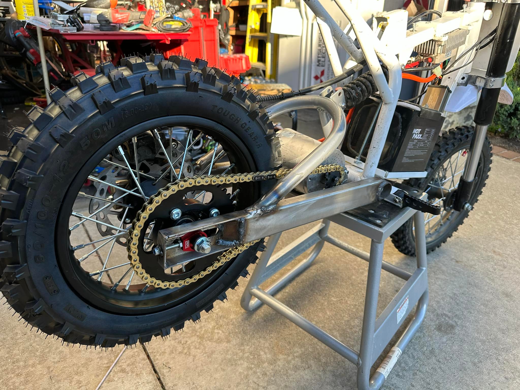 は New swing arm set up with pit bike wheel and tire set up. 420 chain!!
