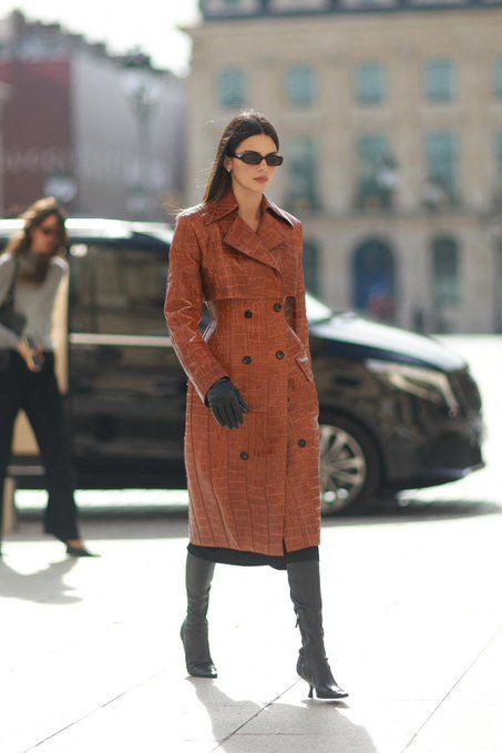 美品★GUCCI ★パテントレザー★本革★モード★Aライン★ジャケット★コート Going places with Kendall Jenner. Neon accents bring a