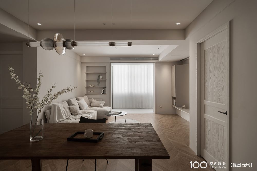 100室內設計 - 【40坪灰調質感宅🏠】 不做滿的電視牆、灰色質感塗料 創造開闊而舒適的居家氛圍😍...