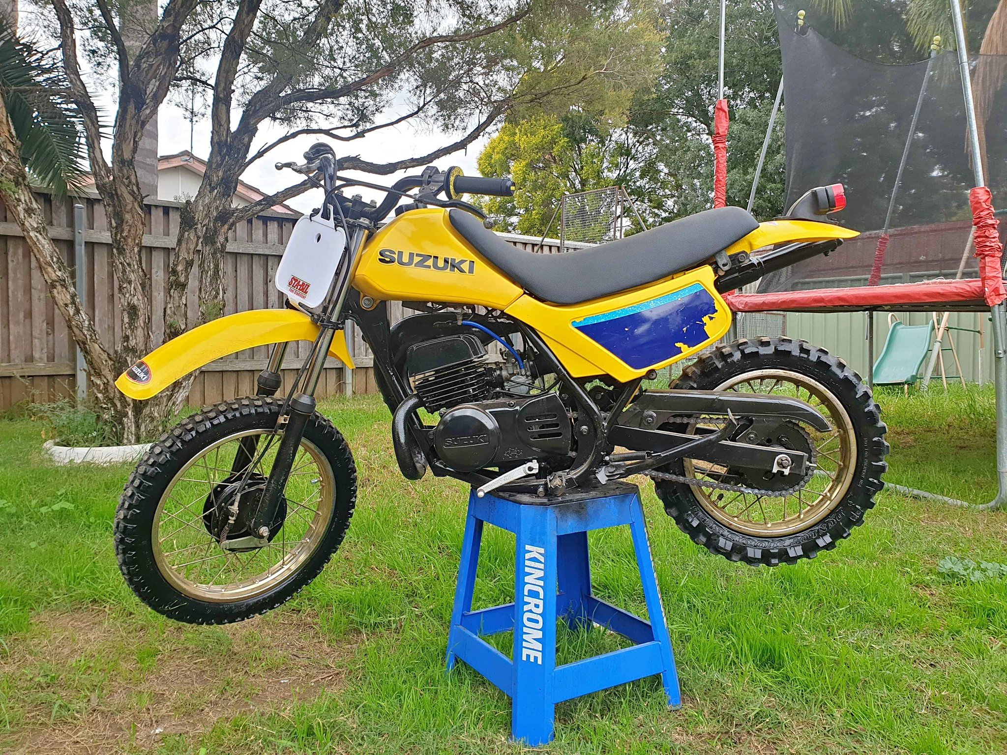 Funda De Asiento Con Logotipo De Costillas Para Suzuki DS 80 1983-2000 | Negro Y Amarillo | Material Antideslizante
