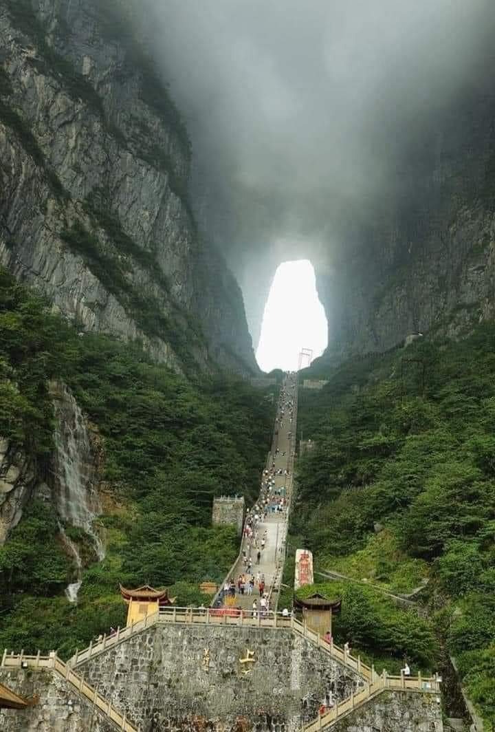 English to Japanese translation: gate of heaven- 天国の門