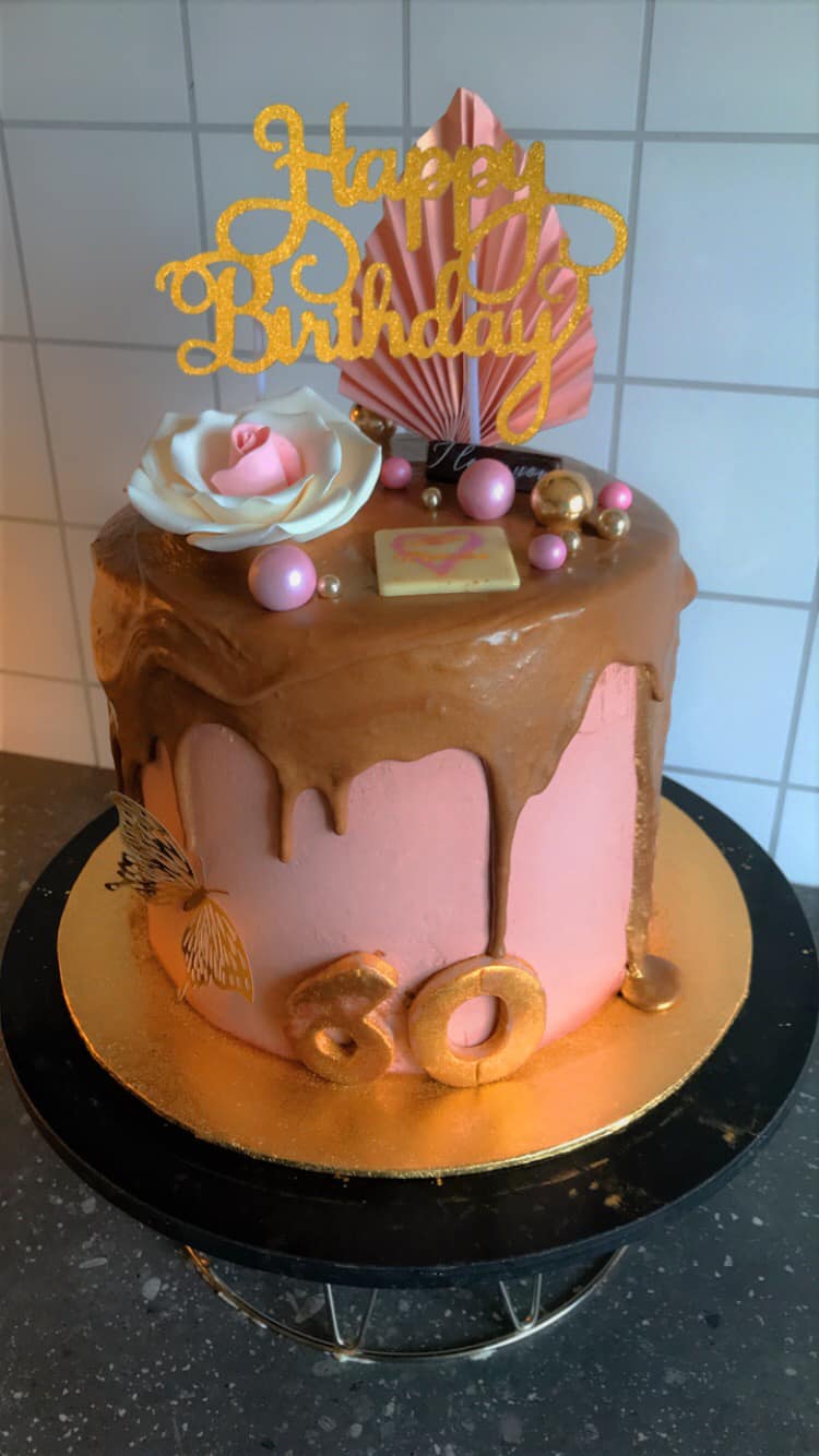 kake-til-ei-flott-dame-som-fyller-60-hanne-s-kaker-vads-facebook