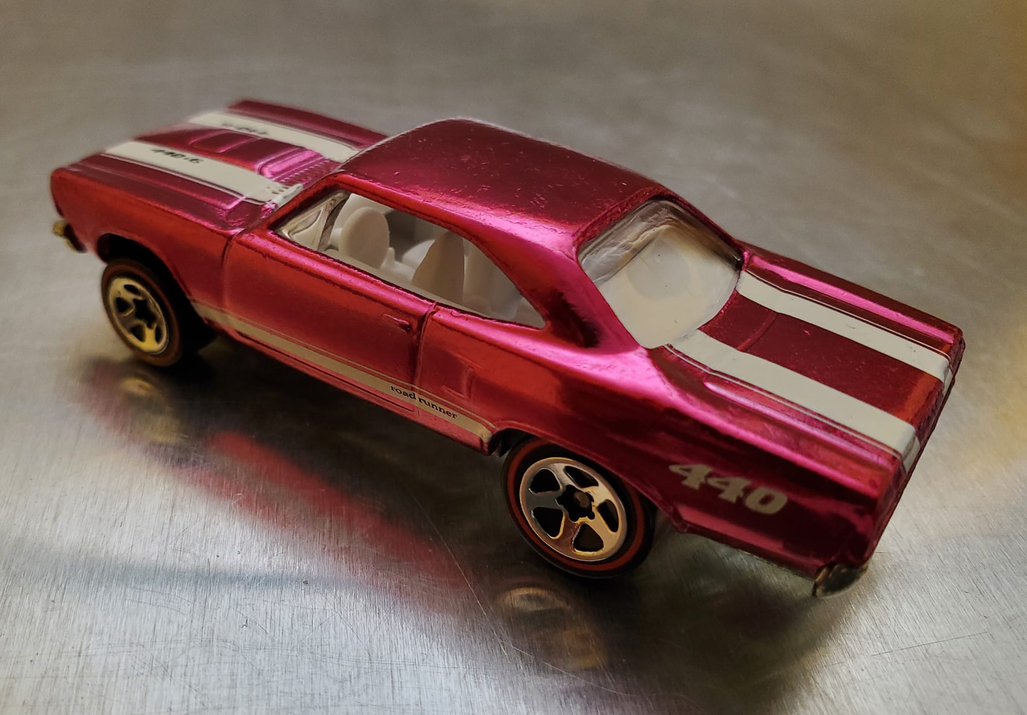 Hot Wheels Classic 70 Roadrunner in Spectra Pink