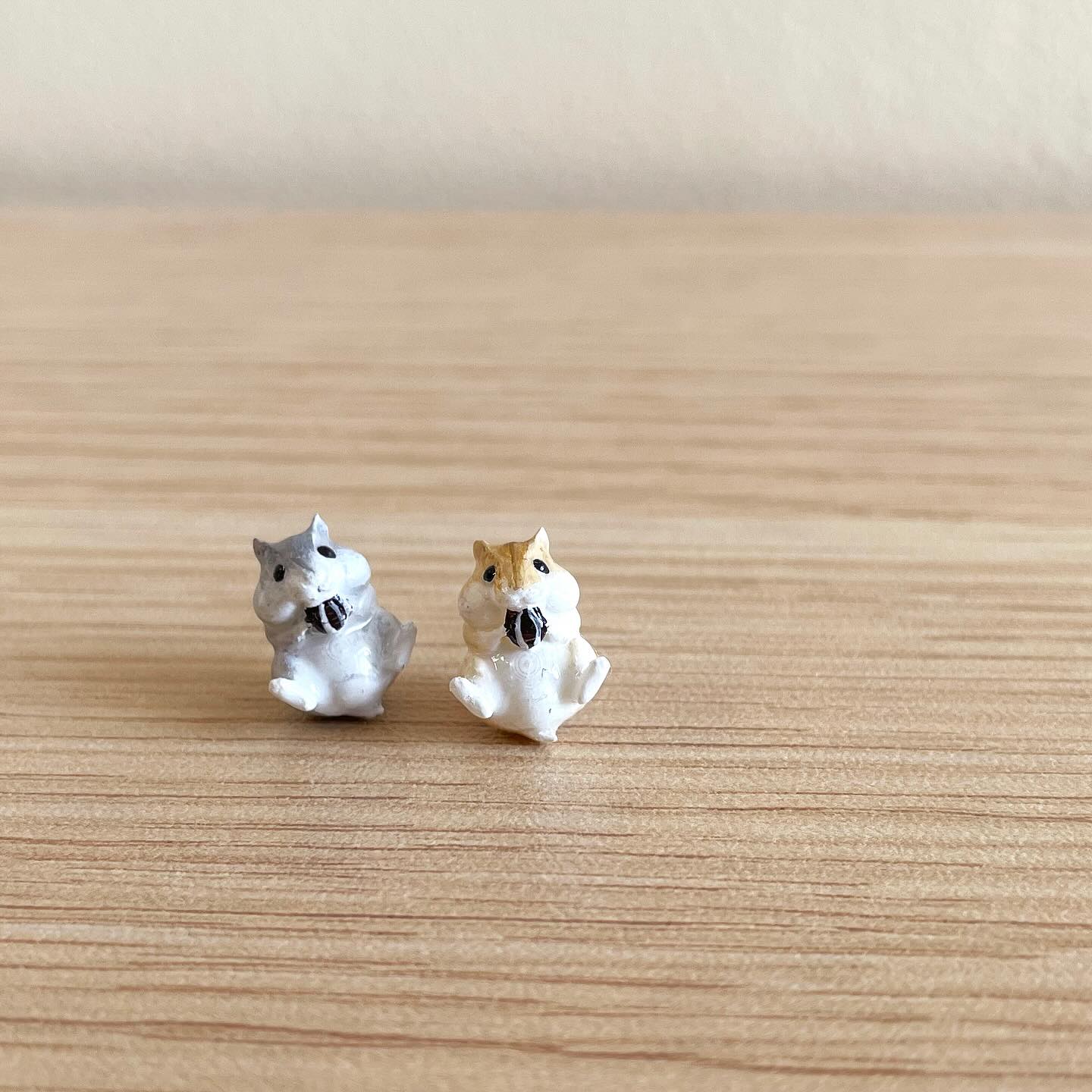Yellow Triangle - 🐹 倉鼠耳環 Hamster studs 淺啡｜灰色...